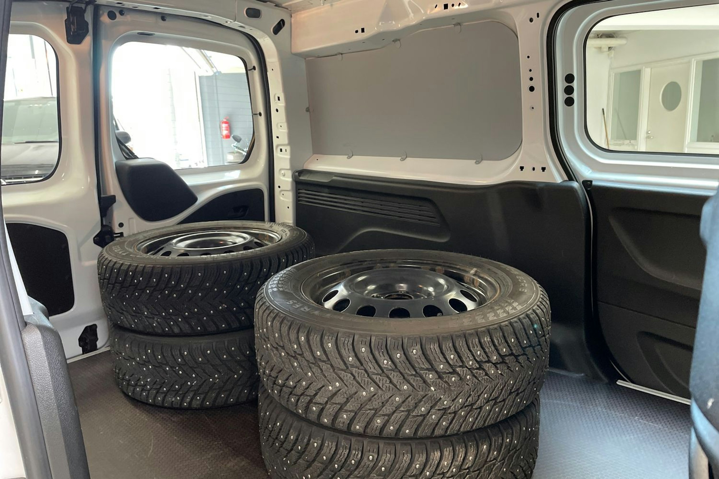 valkoinen Toyota Proace CITY 2022 kuva 16.