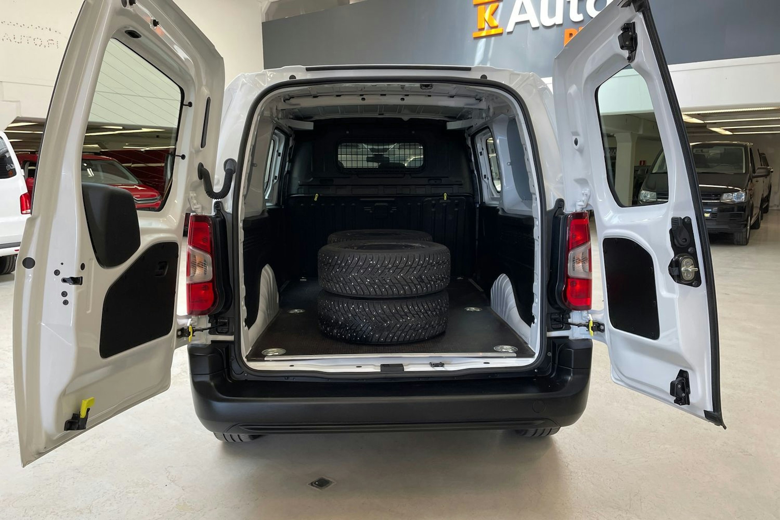 valkoinen Toyota Proace CITY 2022 kuva 18.