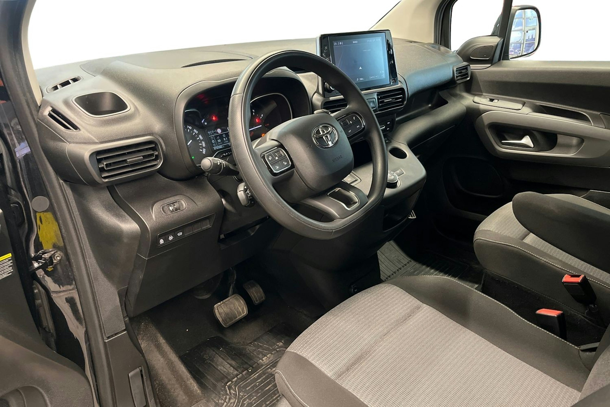 musta Toyota Proace CITY Verso 2020 kuva 7.