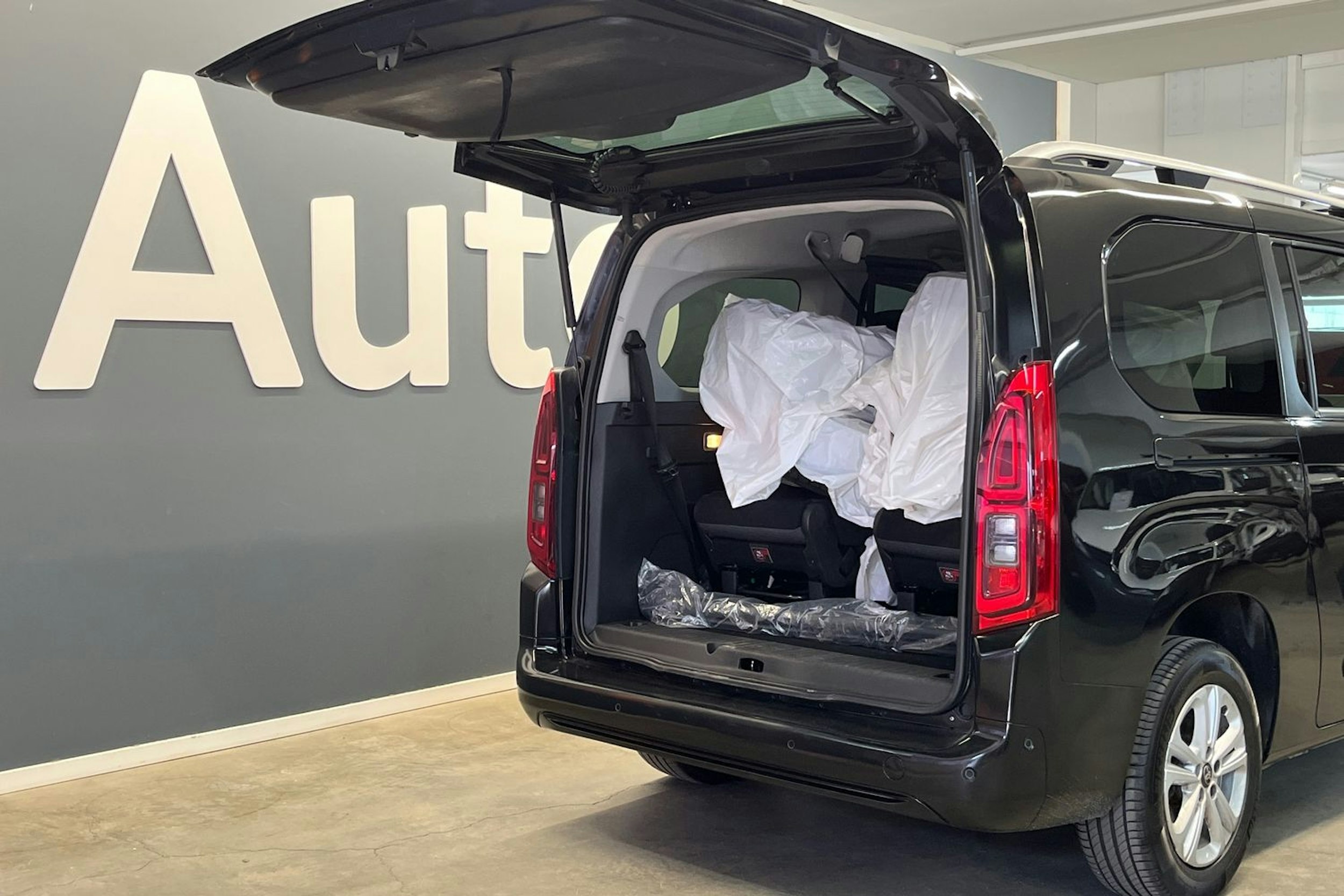 musta Toyota Proace CITY Verso 2020 kuva 20.