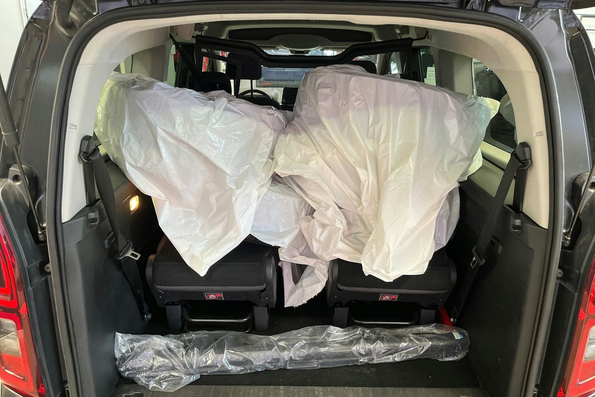 musta Toyota Proace CITY Verso 2020 kuva 21.