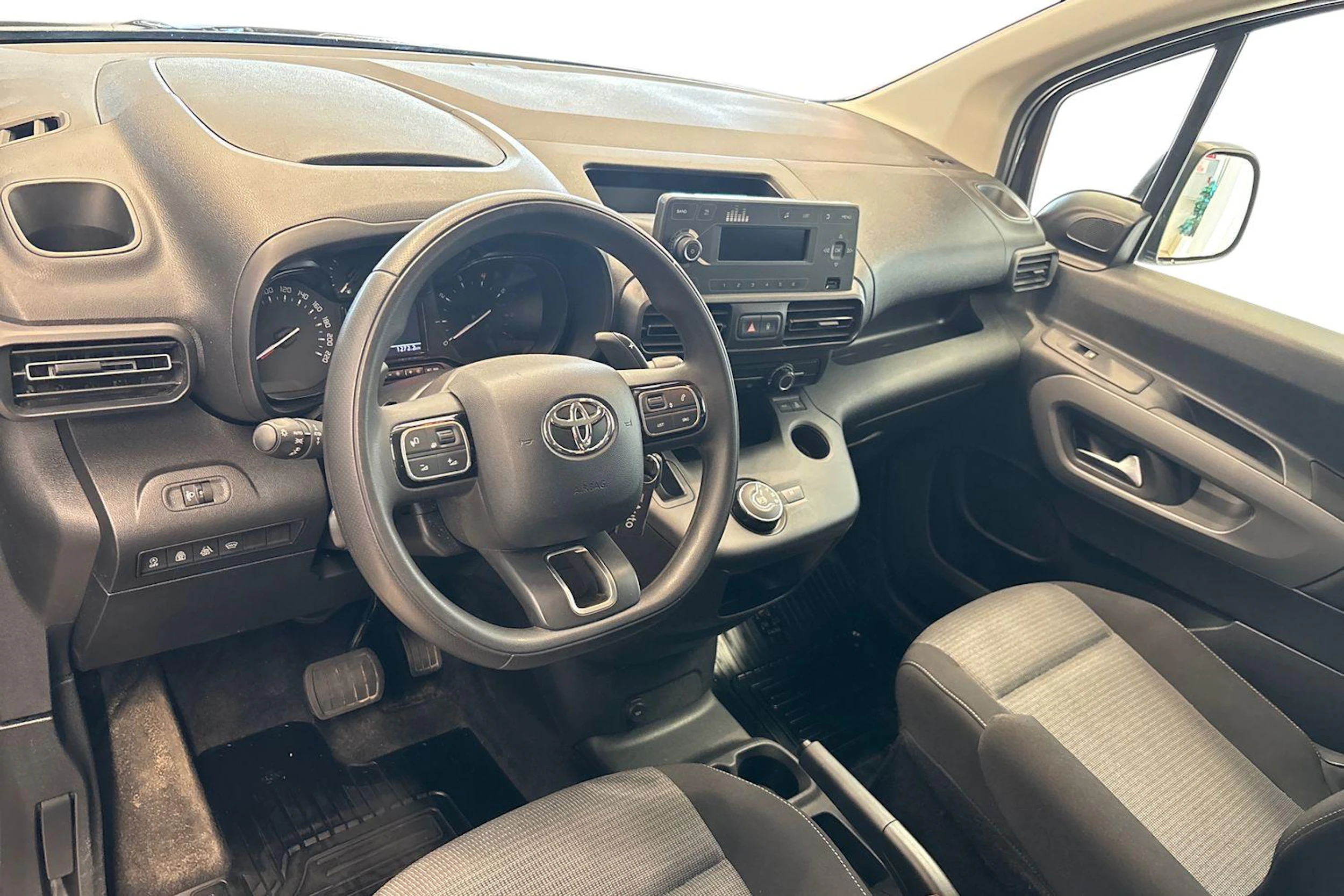 Harmaa Toyota Proace CITY Verso 2022 kuva 6.