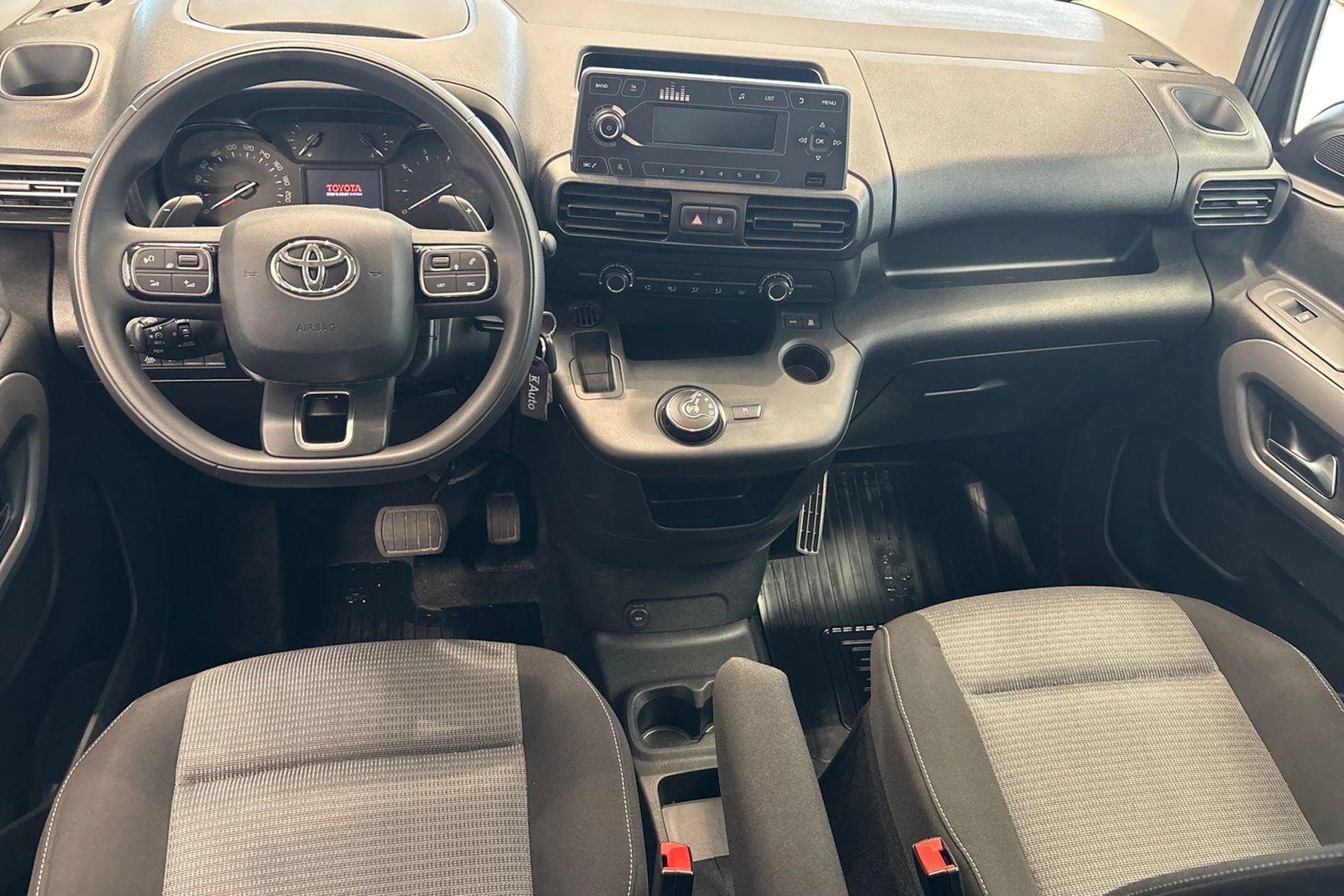 Harmaa Toyota Proace CITY Verso 2022 kuva 7.