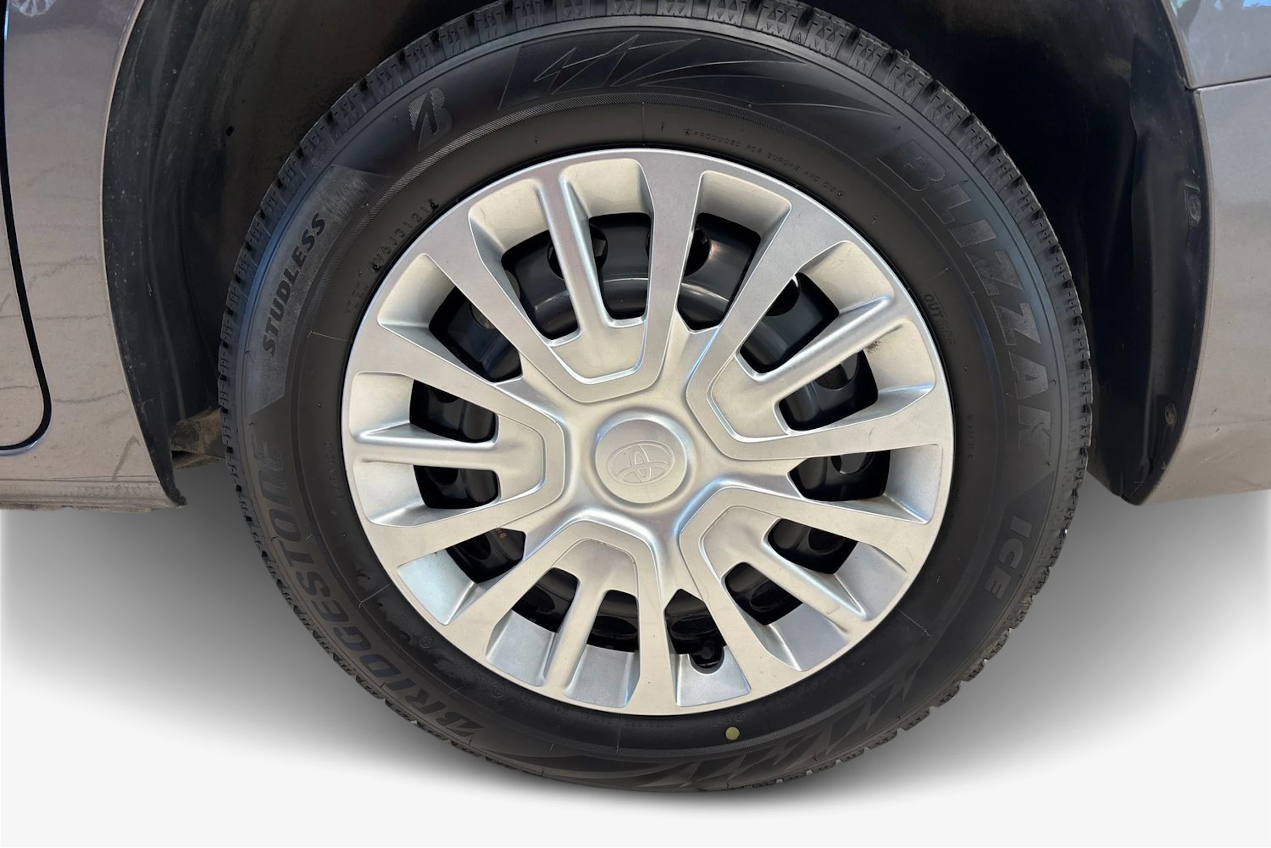 Harmaa Toyota Proace CITY Verso 2022 kuva 9.