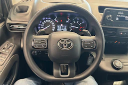 Harmaa Toyota Proace CITY Verso 2022 kuva 13.