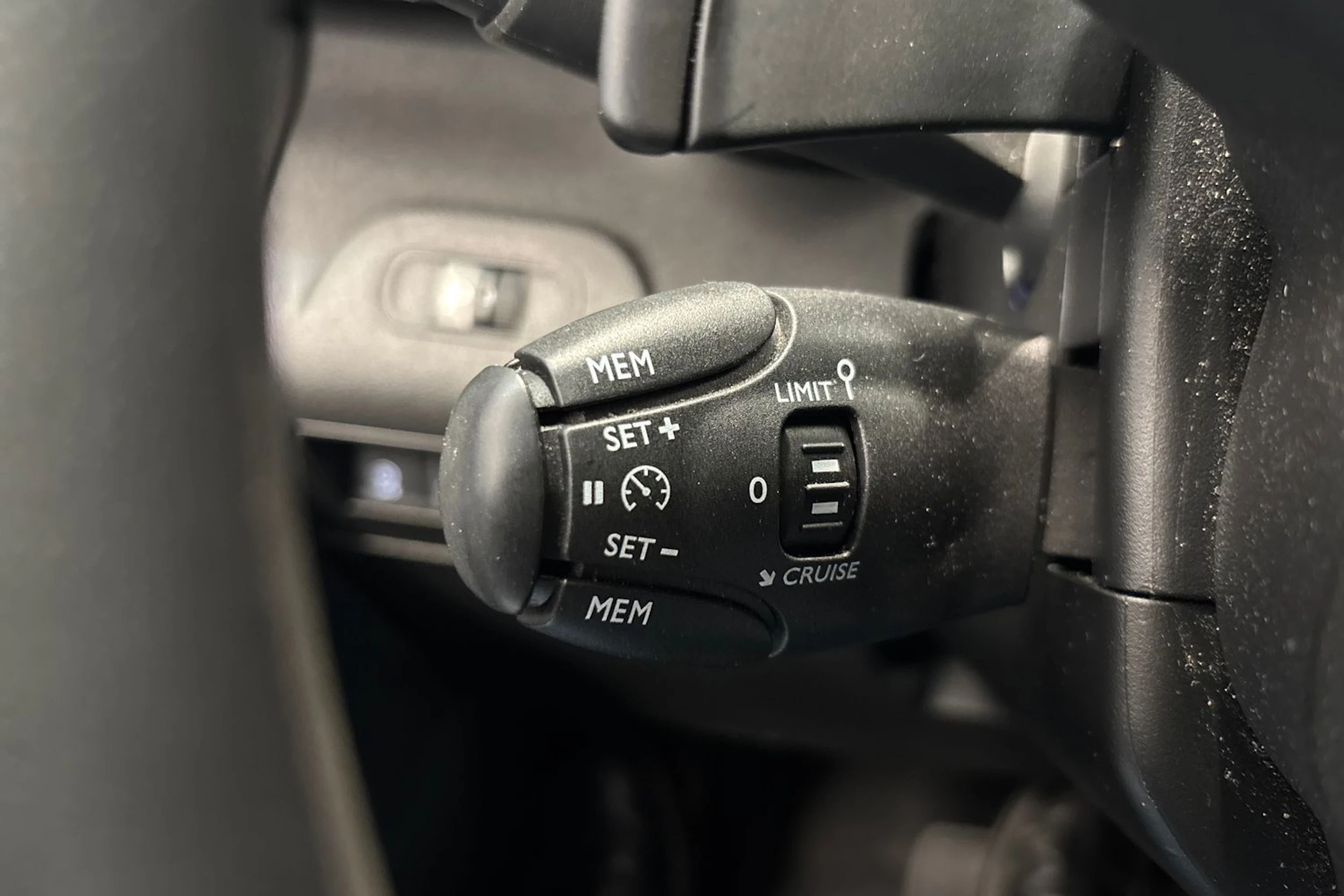 Harmaa Toyota Proace CITY Verso 2022 kuva 18.