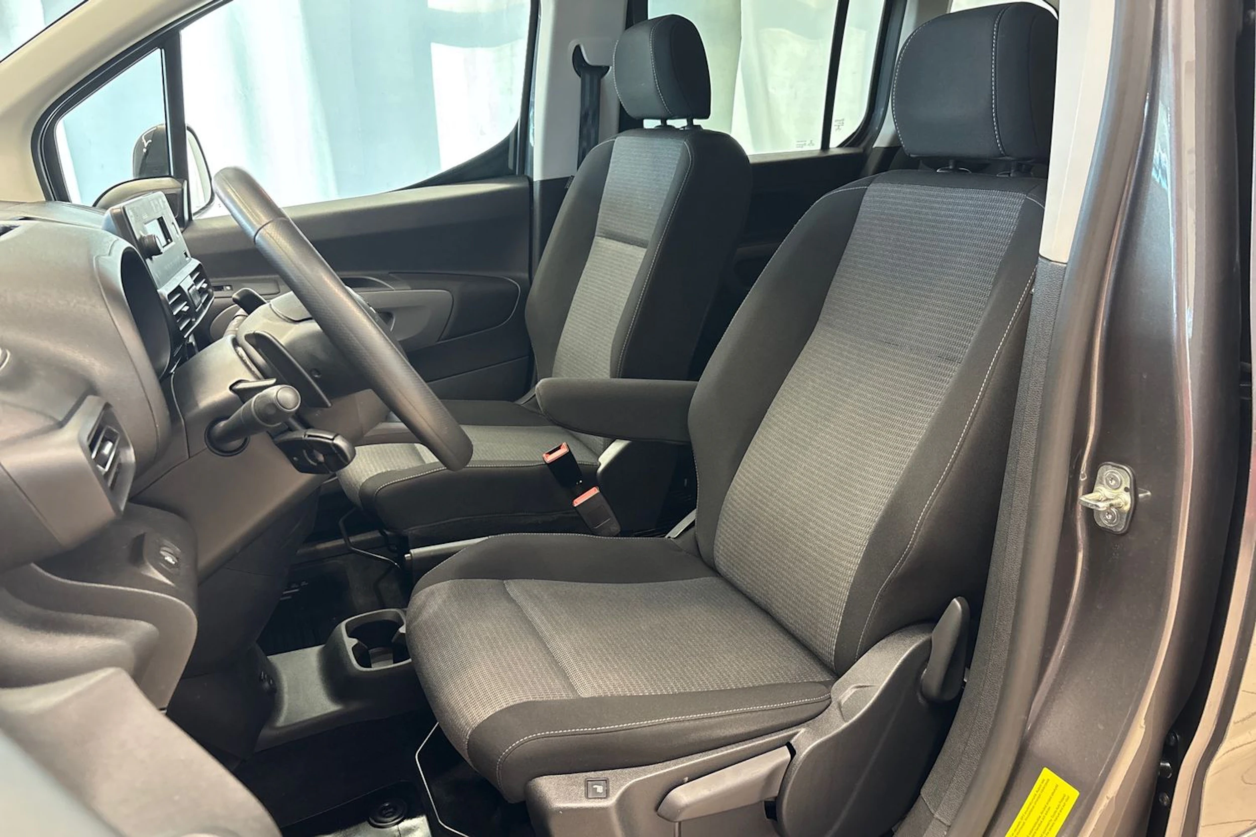 Harmaa Toyota Proace CITY Verso 2022 kuva 20.
