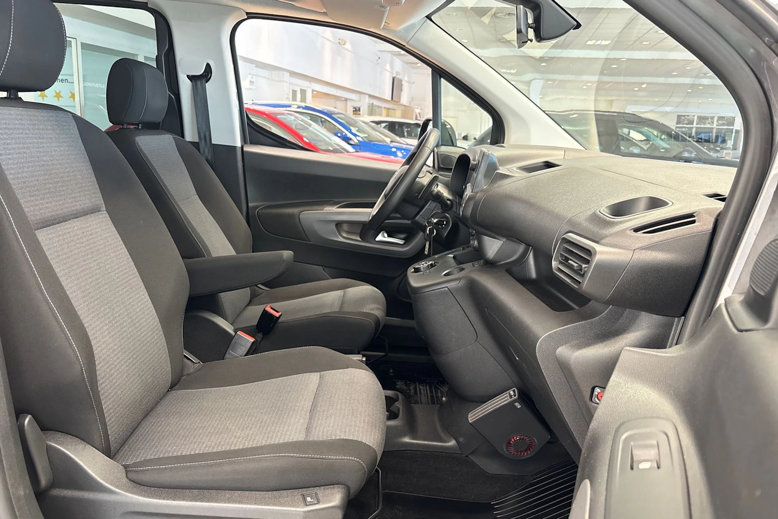 Harmaa Toyota Proace CITY Verso 2022 kuva 21.