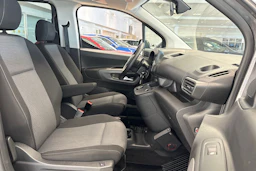 Harmaa Toyota Proace CITY Verso 2022 kuva 21.