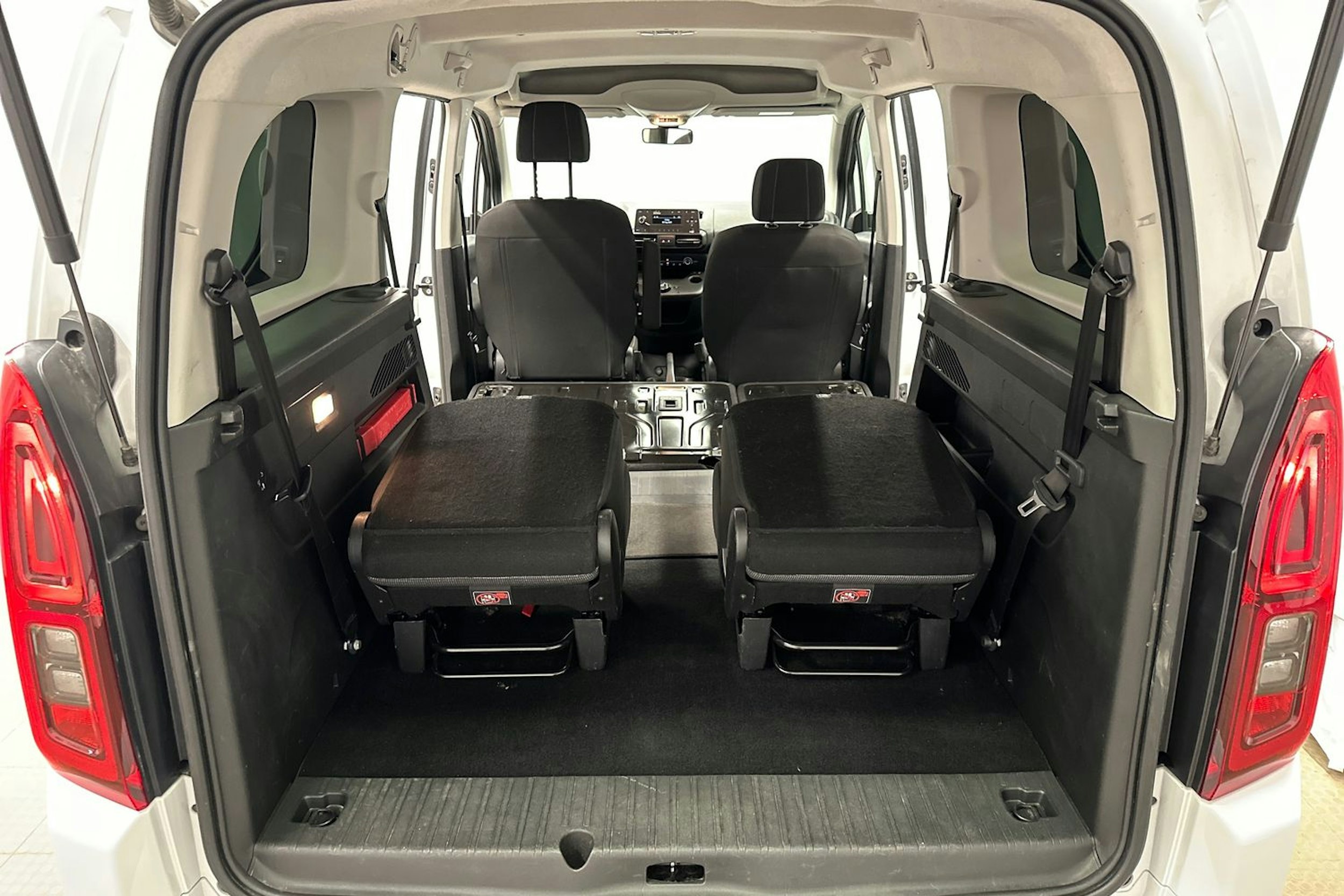 valkoinen Toyota Proace CITY Verso 2022 kuva 26.