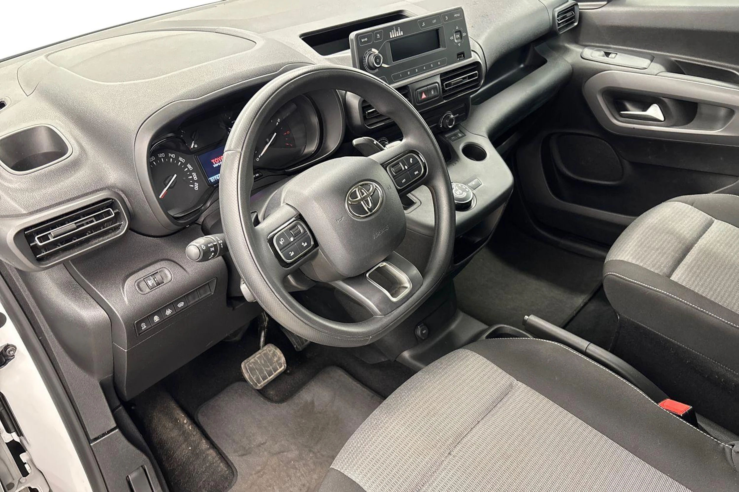 valkoinen Toyota Proace CITY Verso 2022 kuva 8.