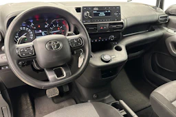 valkoinen Toyota Proace CITY Verso 2022 kuva 9.