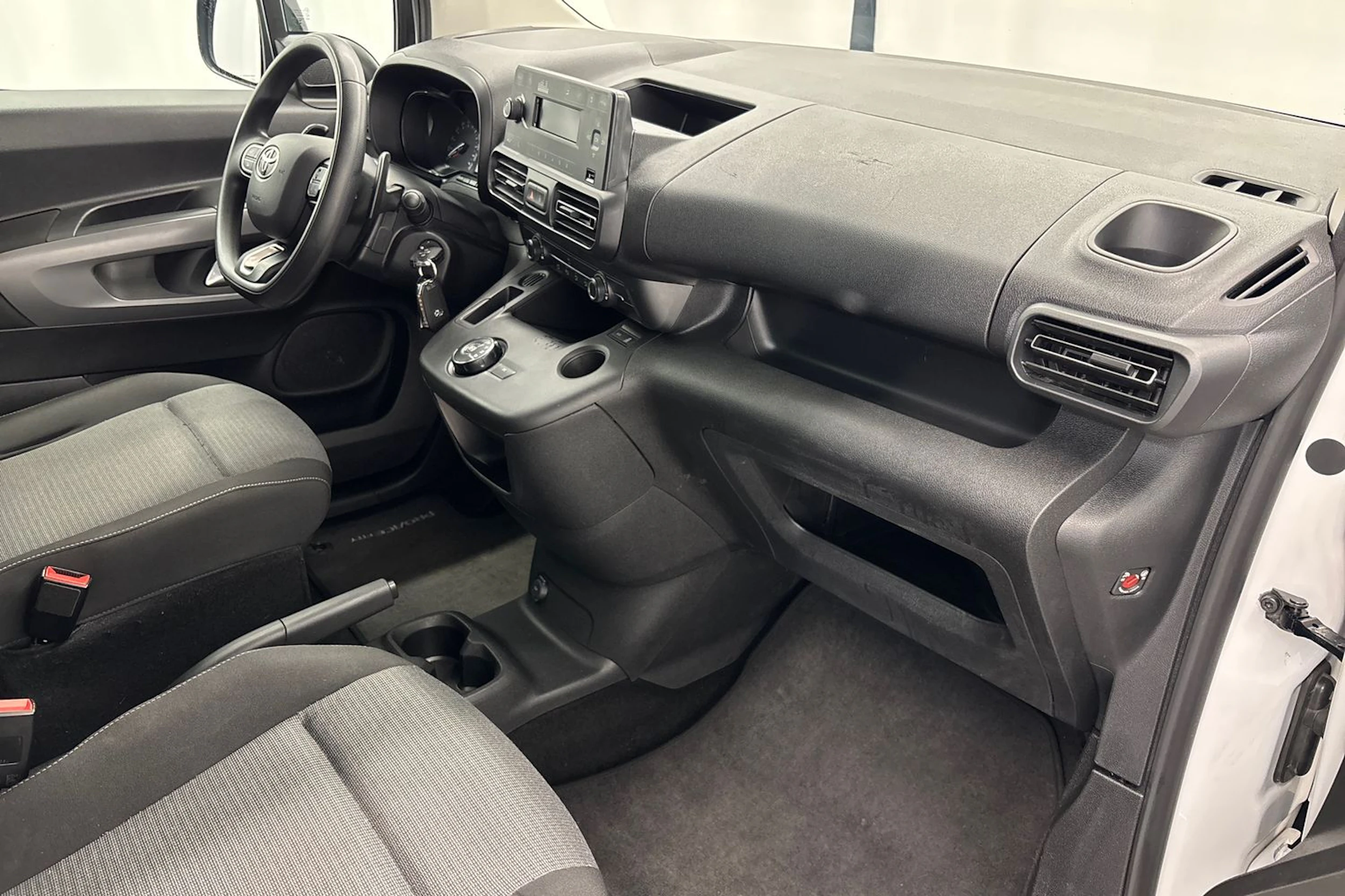 valkoinen Toyota Proace CITY Verso 2022 kuva 20.