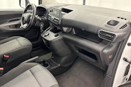 valkoinen Toyota Proace CITY Verso 2022 kuva 20.
