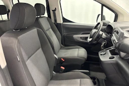 valkoinen Toyota Proace CITY Verso 2022 kuva 21.