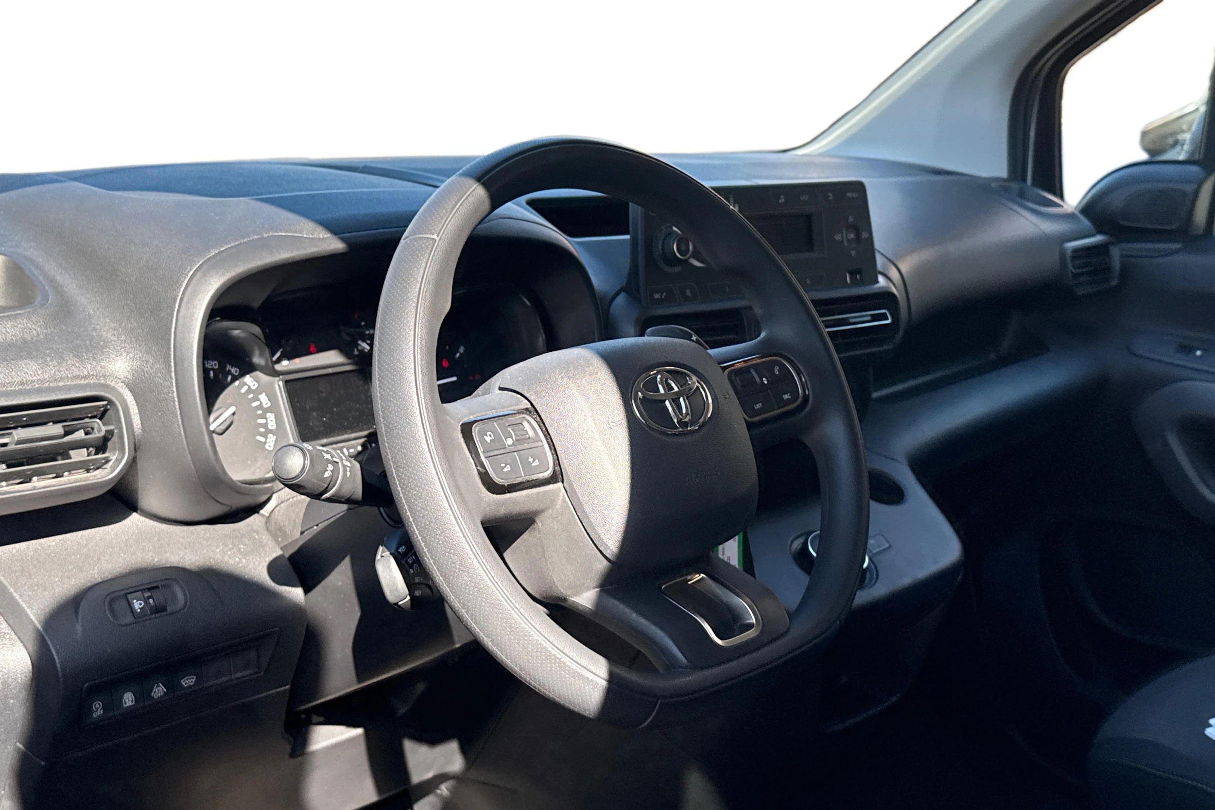 valkoinen Toyota Proace CITY Verso 2022 kuva 3.