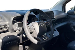 valkoinen Toyota Proace CITY Verso 2022 kuva 3.