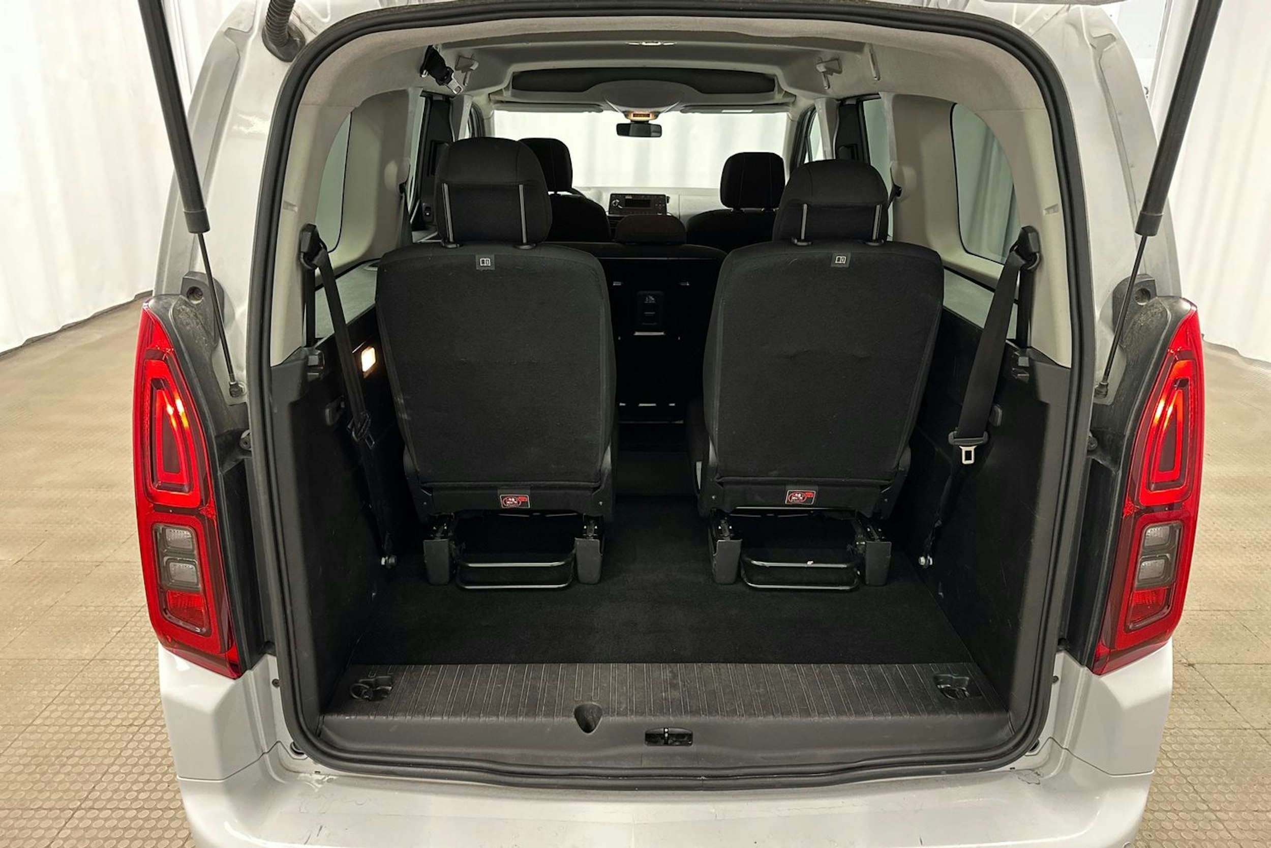 valkoinen Toyota Proace CITY Verso 2022 kuva 14.