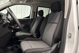valkoinen Toyota Proace CITY Verso 2022 kuva 17.