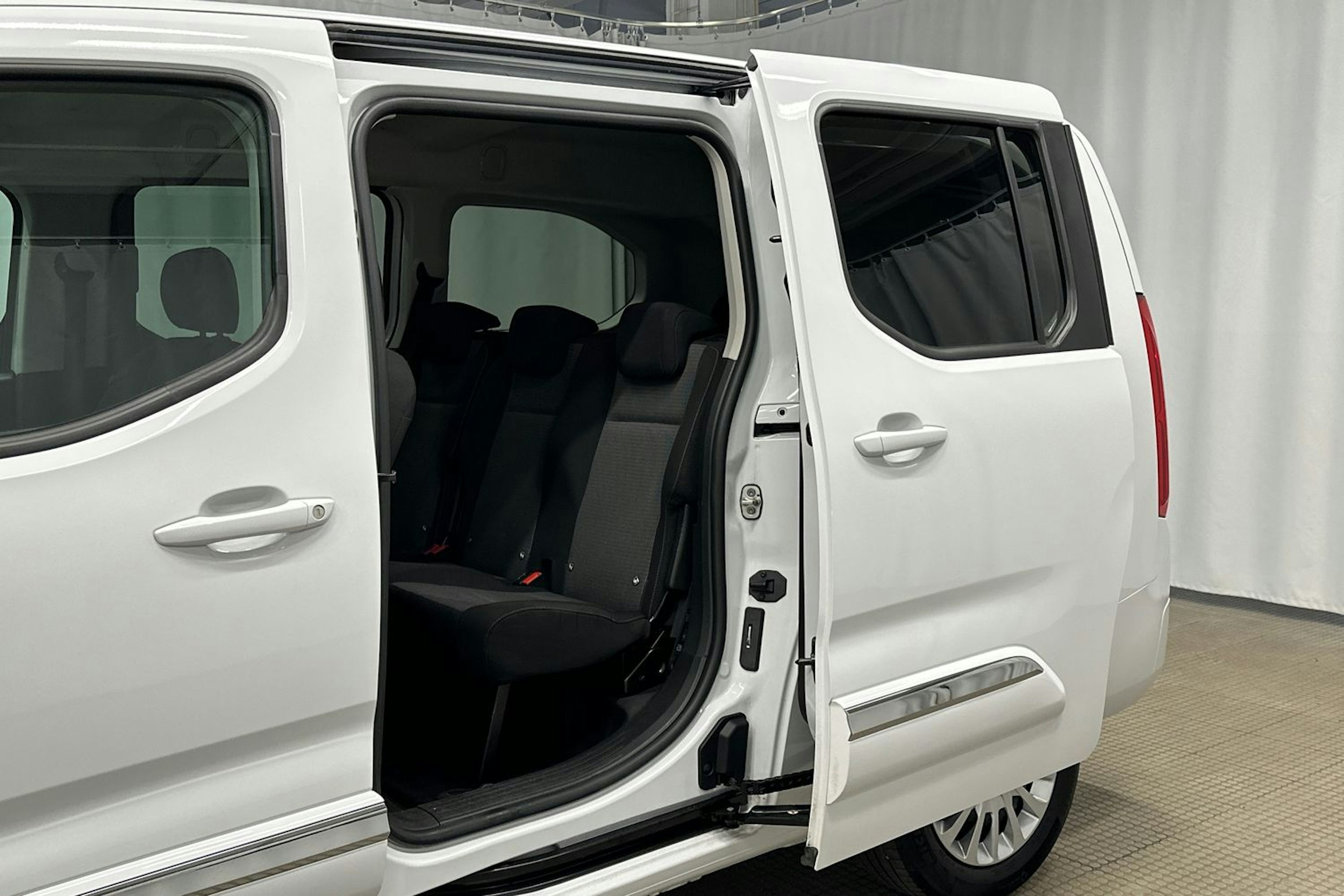 valkoinen Toyota Proace CITY Verso 2022 kuva 11.