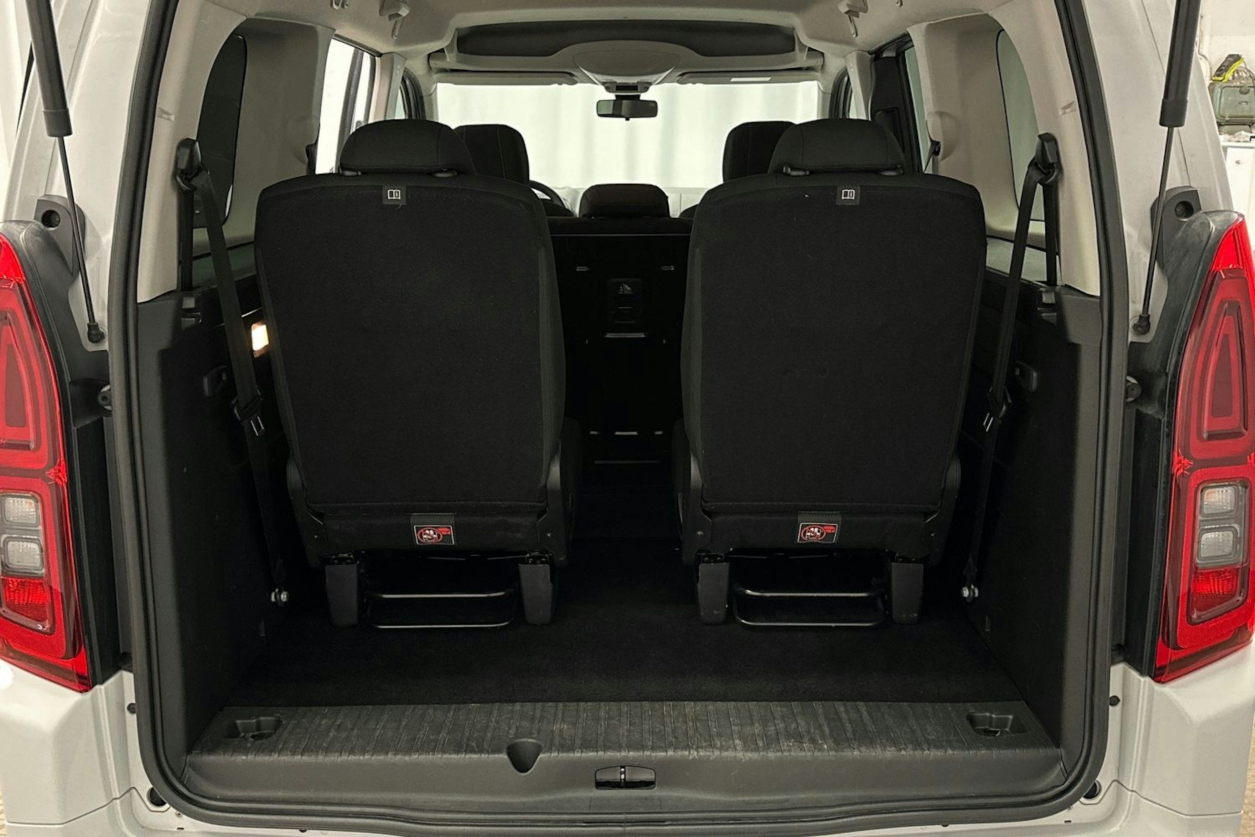 valkoinen Toyota Proace CITY Verso 2022 kuva 21.
