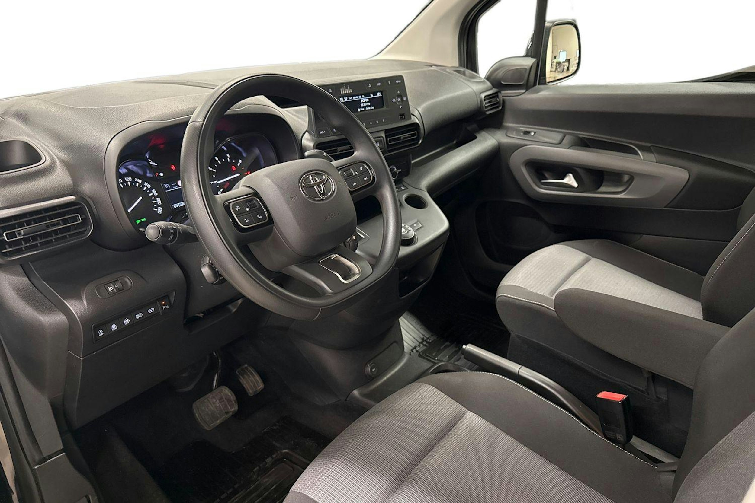 Musta Toyota Proace City Verso 2023 kuva 8.