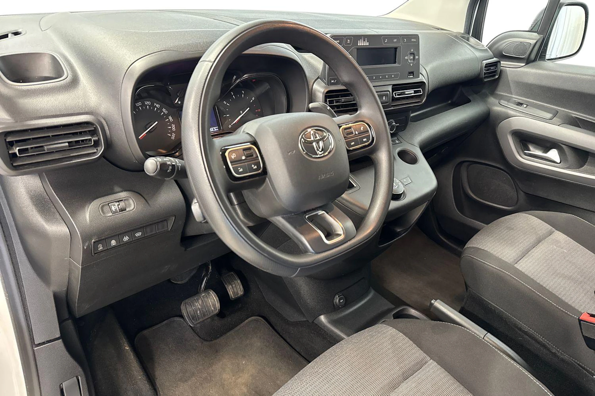 valkoinen Toyota Proace CITY Verso 2023 kuva 6.