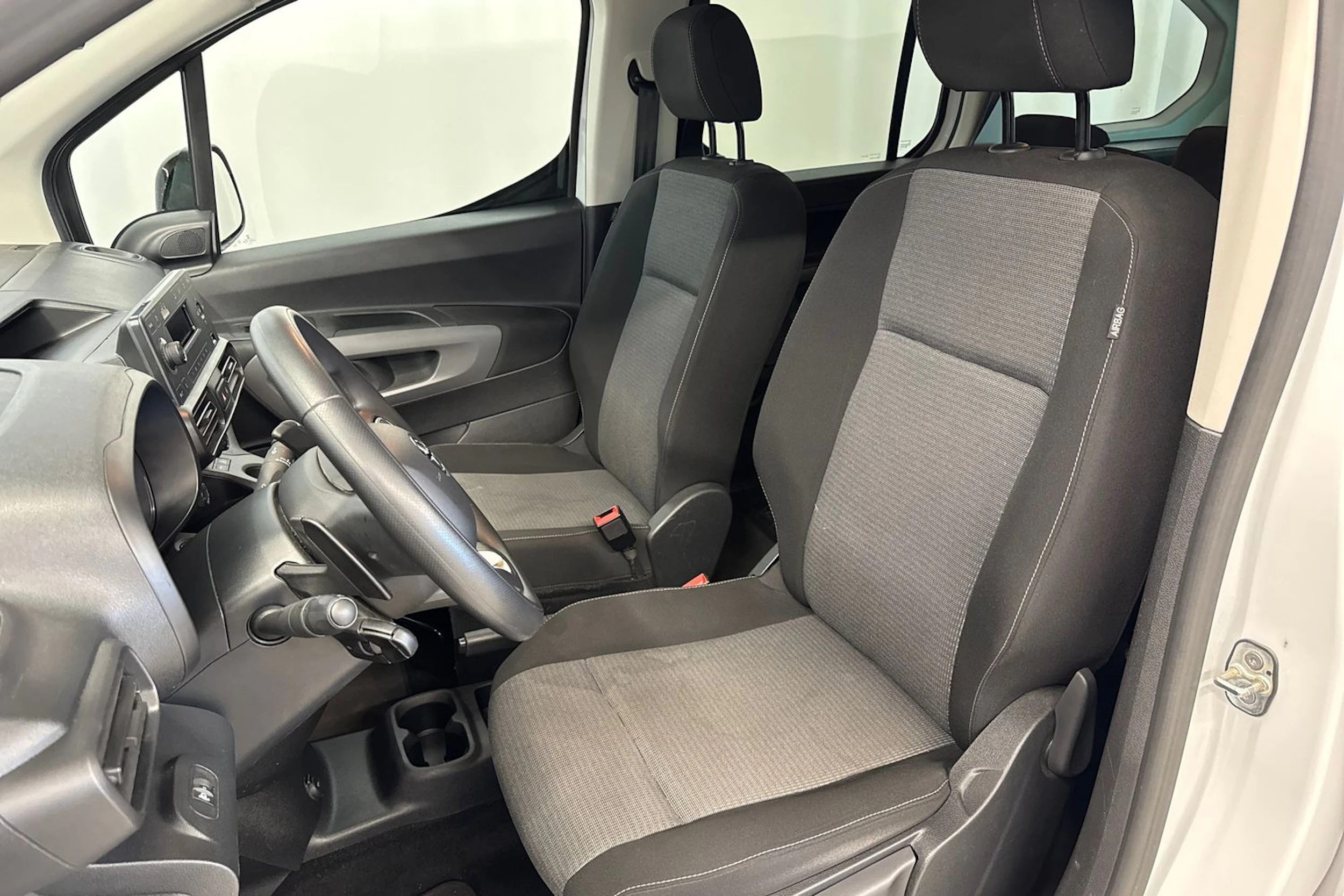 valkoinen Toyota Proace CITY Verso 2023 kuva 15.