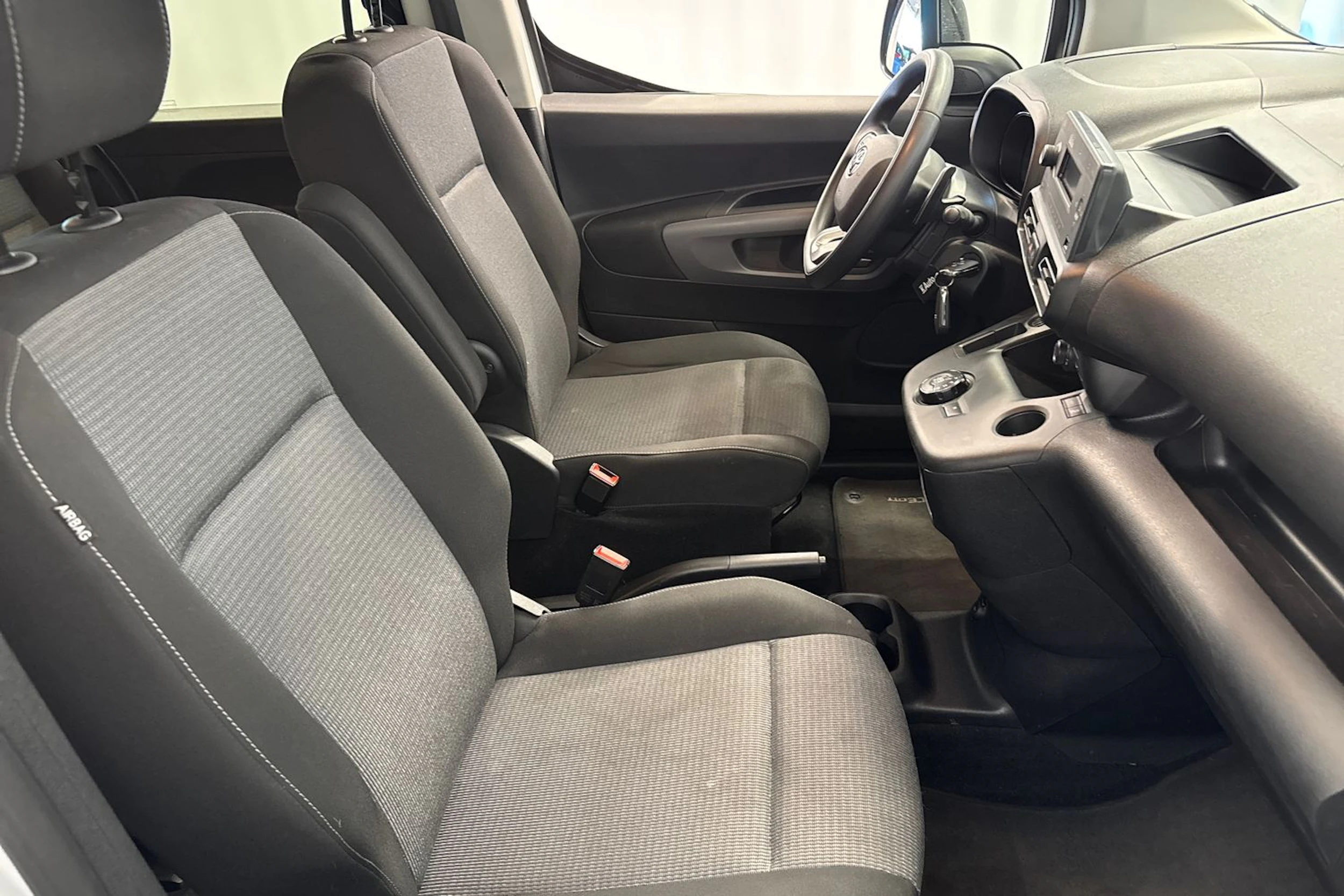 valkoinen Toyota Proace CITY Verso 2023 kuva 16.