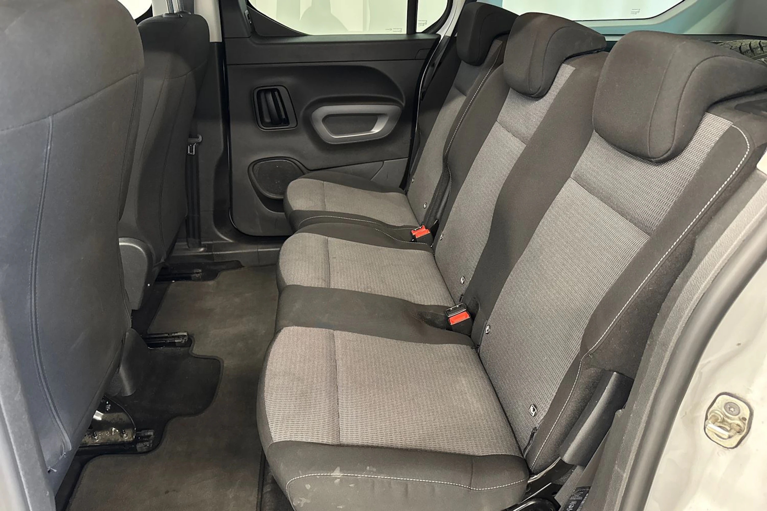 valkoinen Toyota Proace CITY Verso 2023 kuva 18.