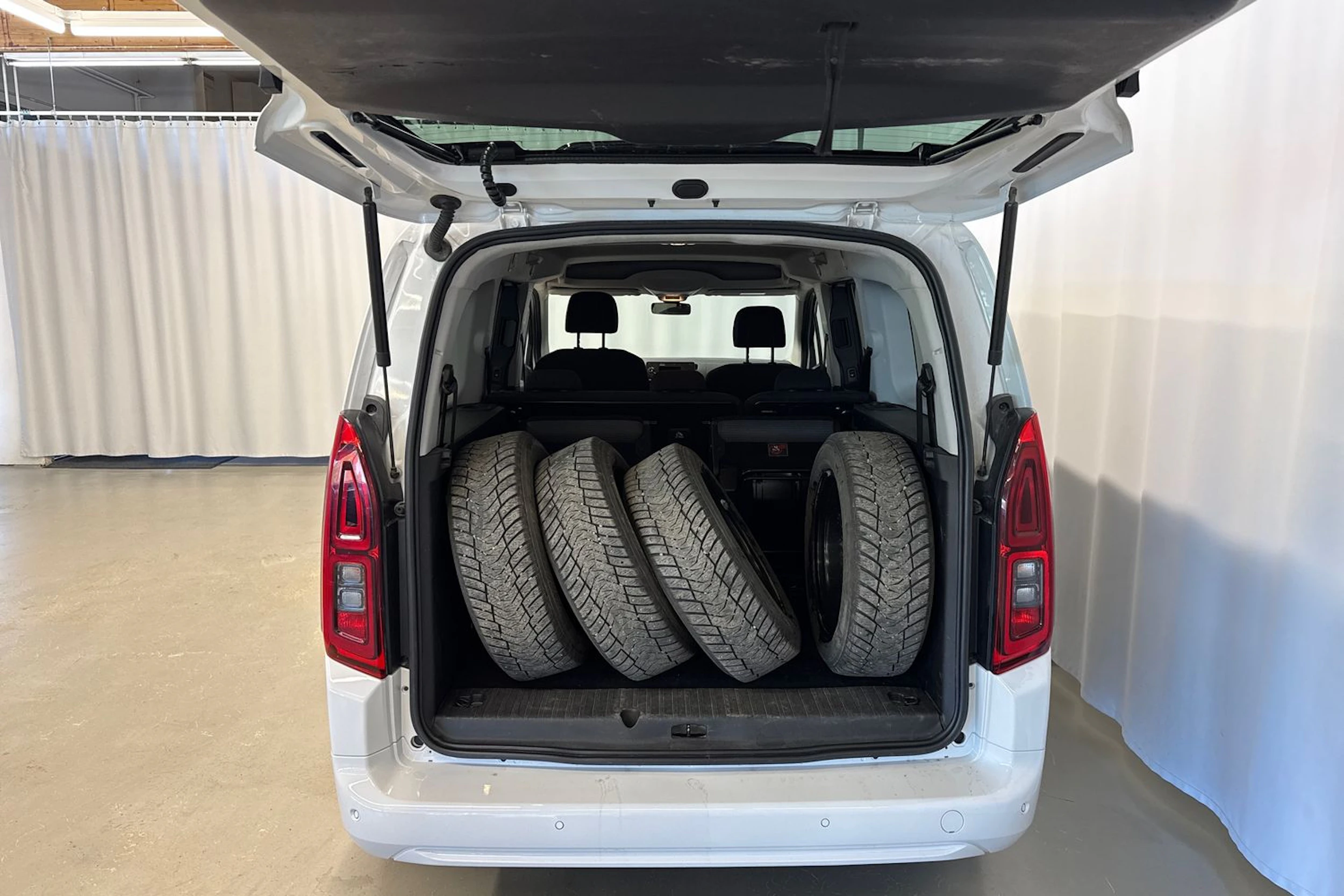 valkoinen Toyota Proace CITY Verso 2023 kuva 19.