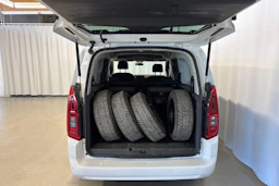 valkoinen Toyota Proace CITY Verso 2023 kuva 19.