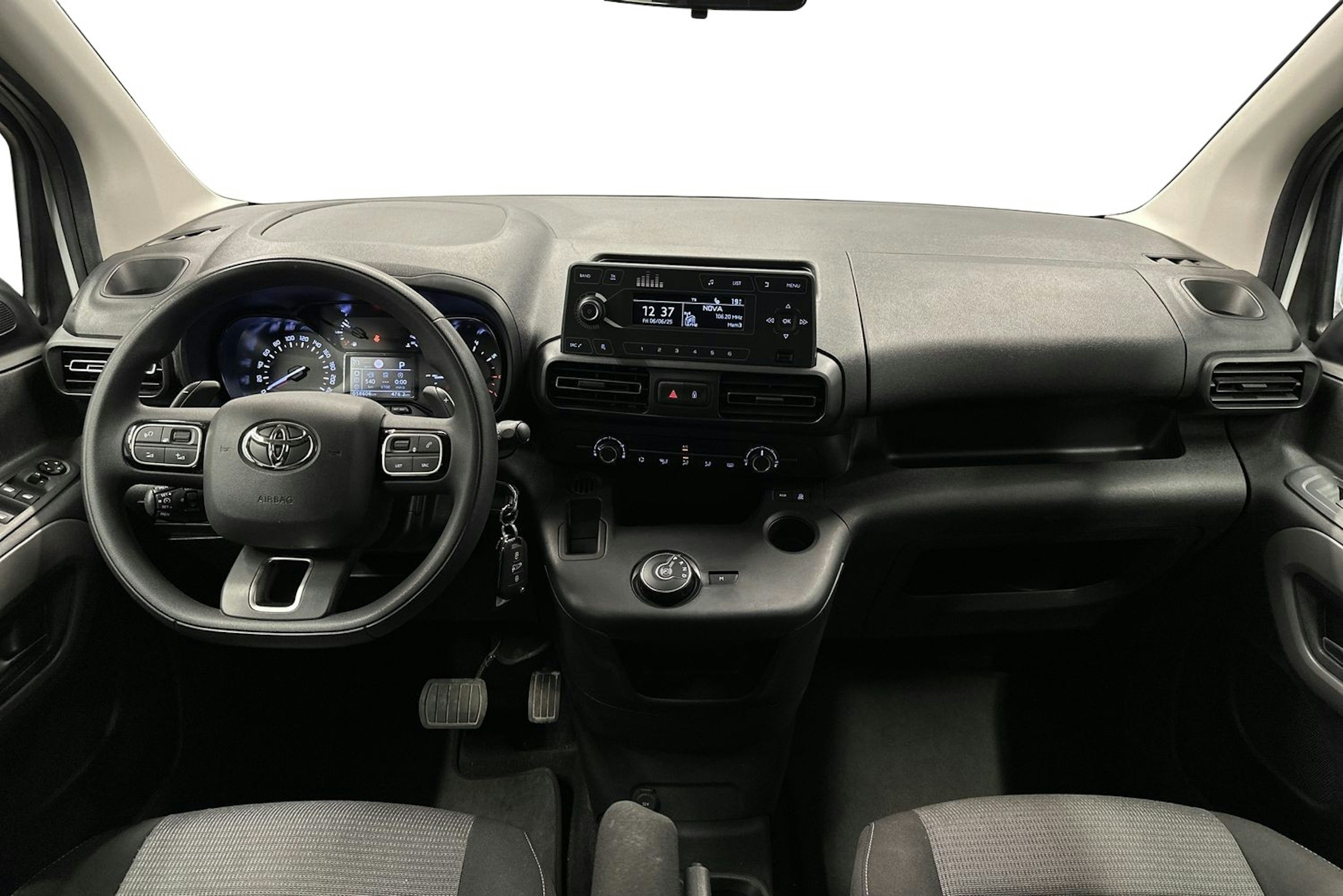 valkoinen Toyota Proace CITY Verso 2023 kuva 9.