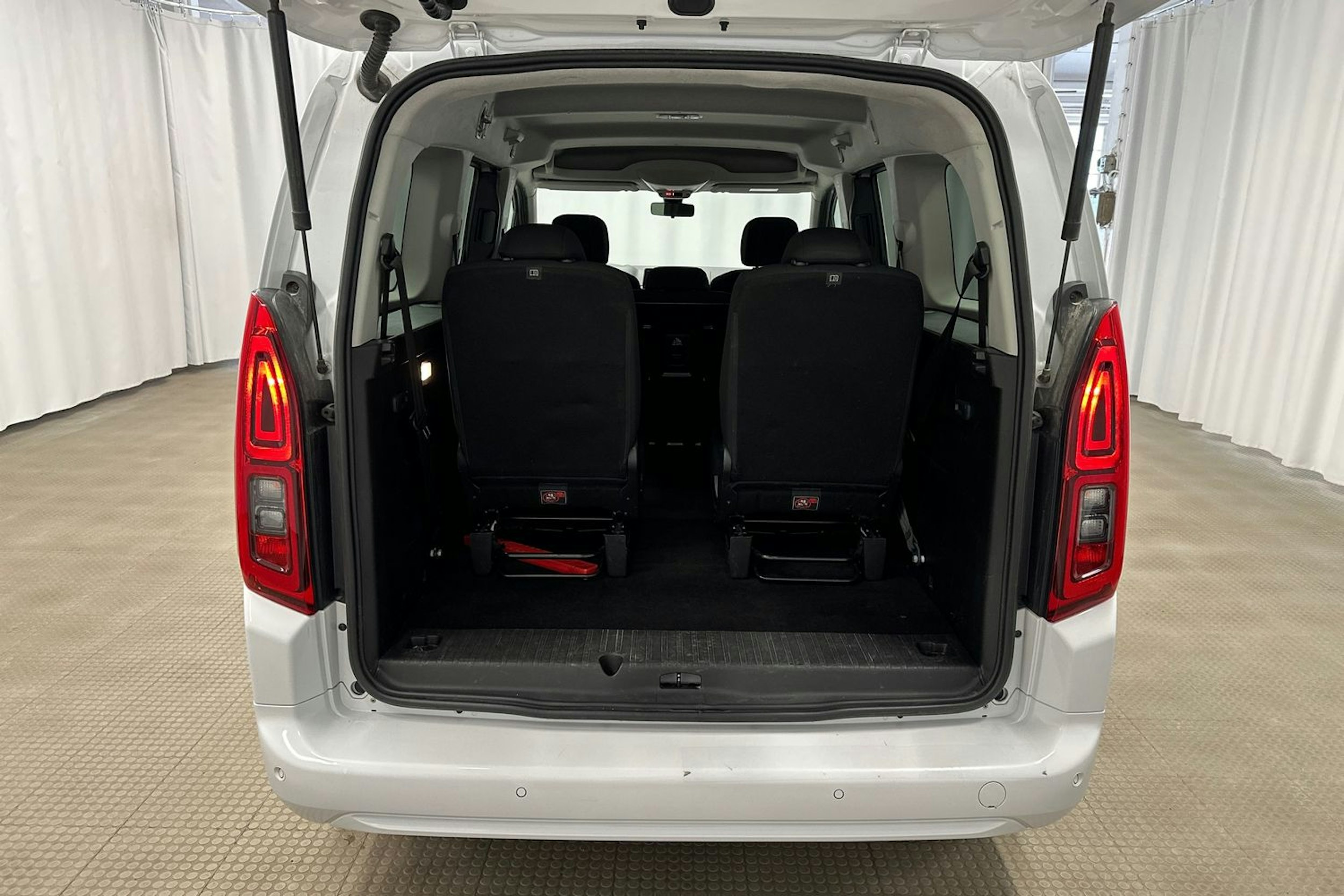 valkoinen Toyota Proace CITY Verso 2023 kuva 16.