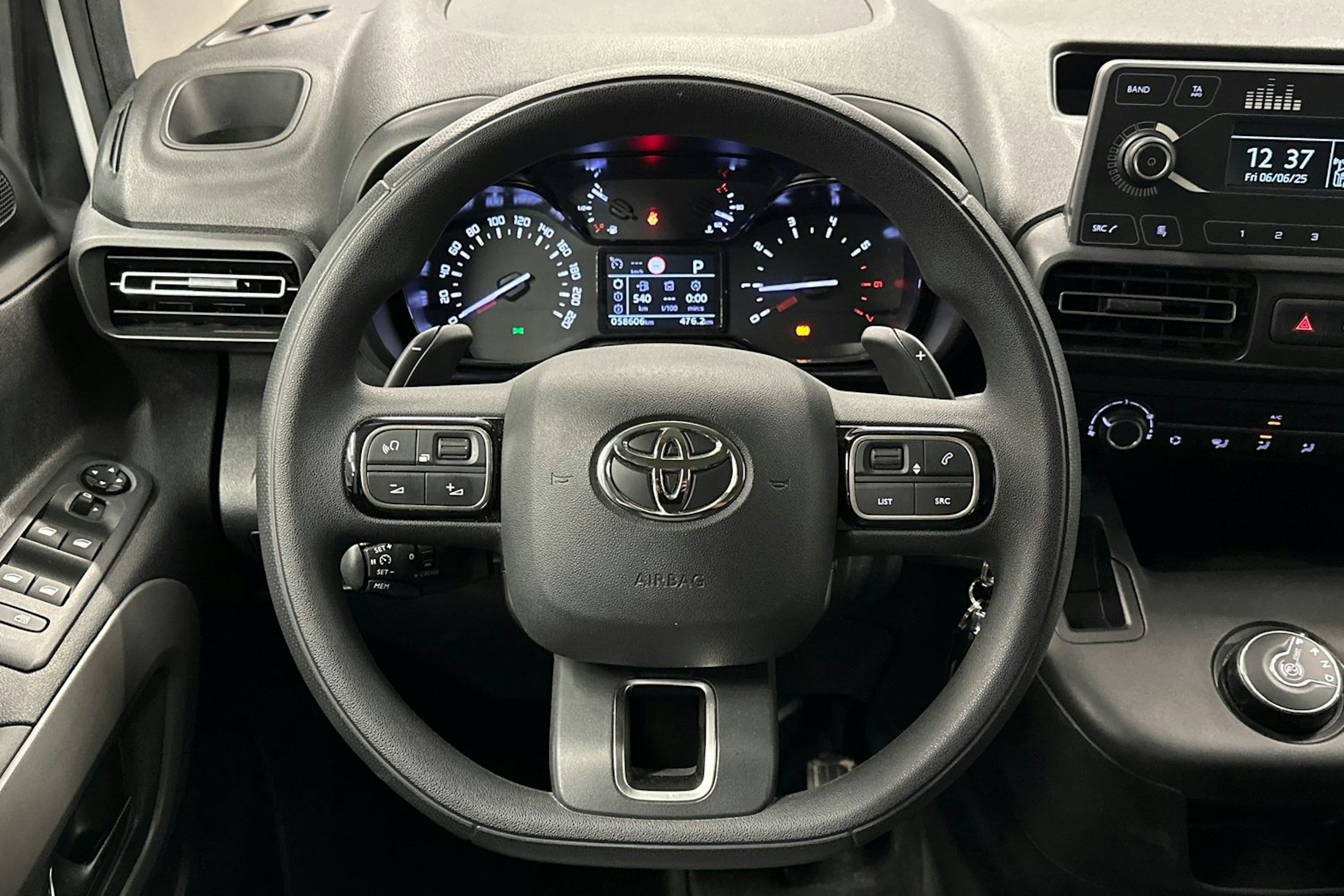 valkoinen Toyota Proace CITY Verso 2023 kuva 17.