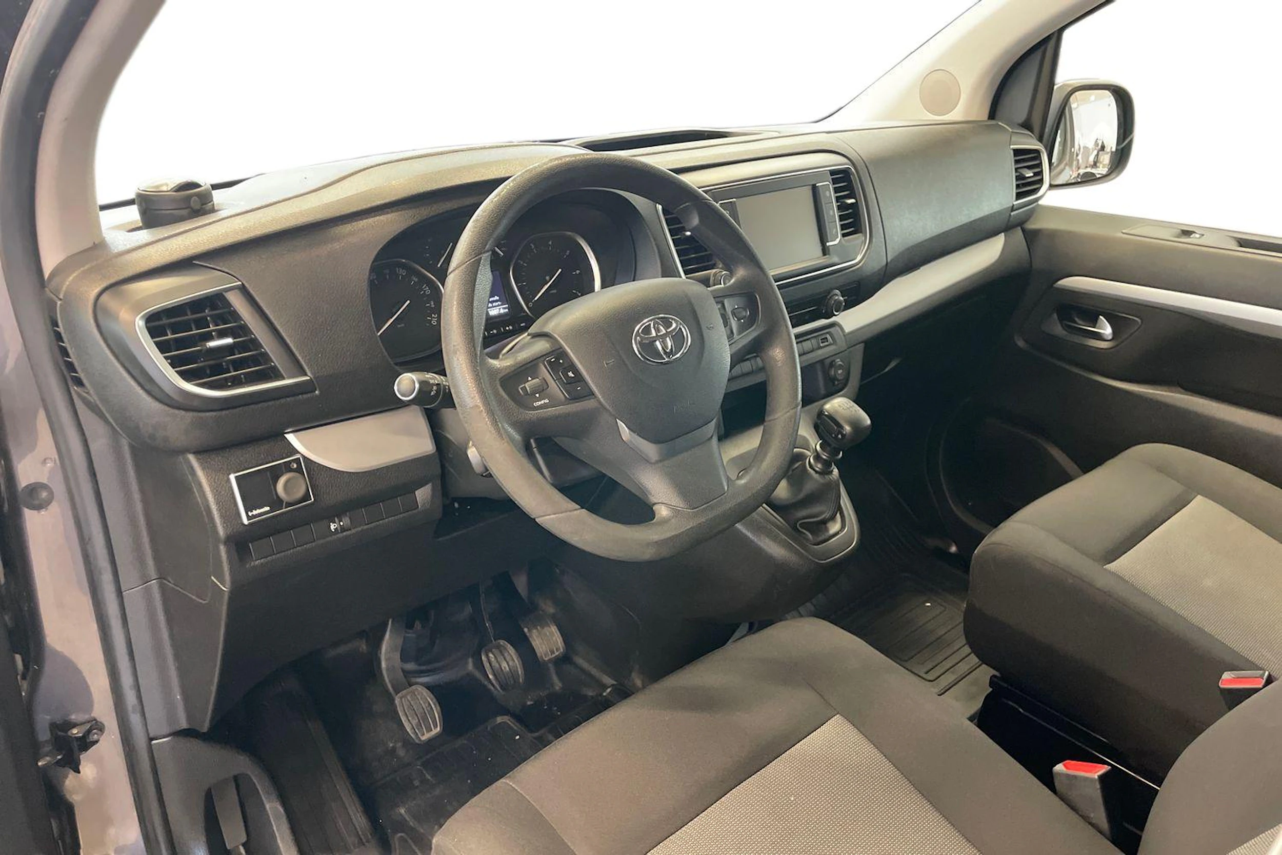 Harmaa Toyota Proace Verso 2016 kuva 6.