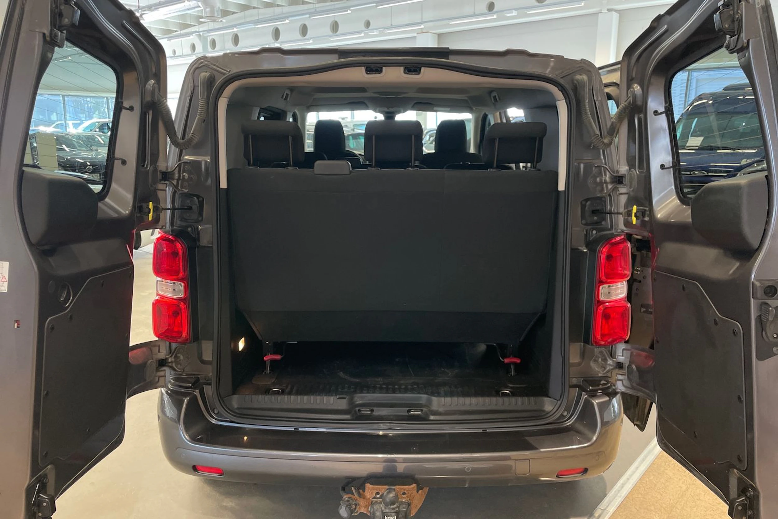 Harmaa Toyota Proace Verso 2016 kuva 18.