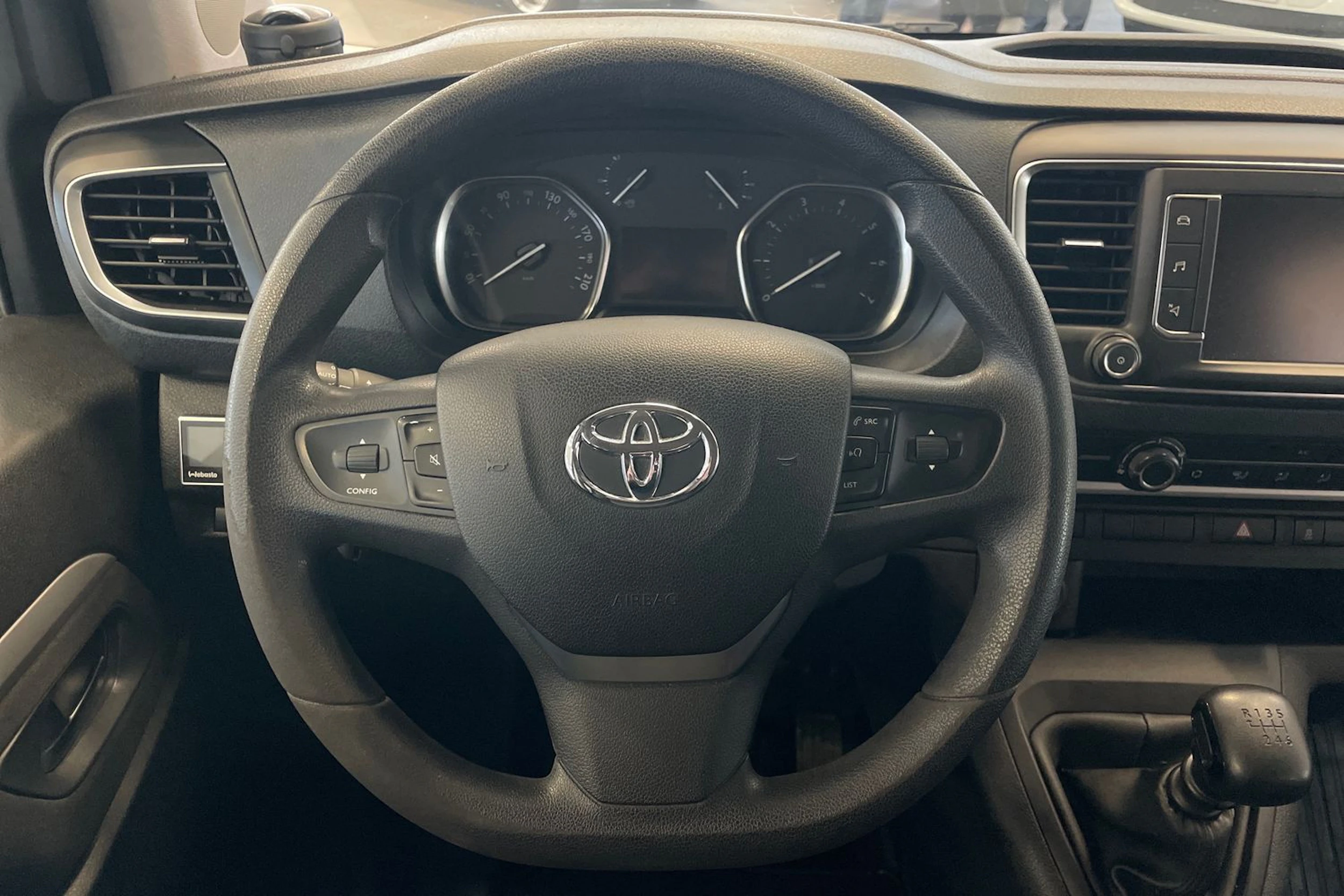 Harmaa Toyota Proace Verso 2016 kuva 19.