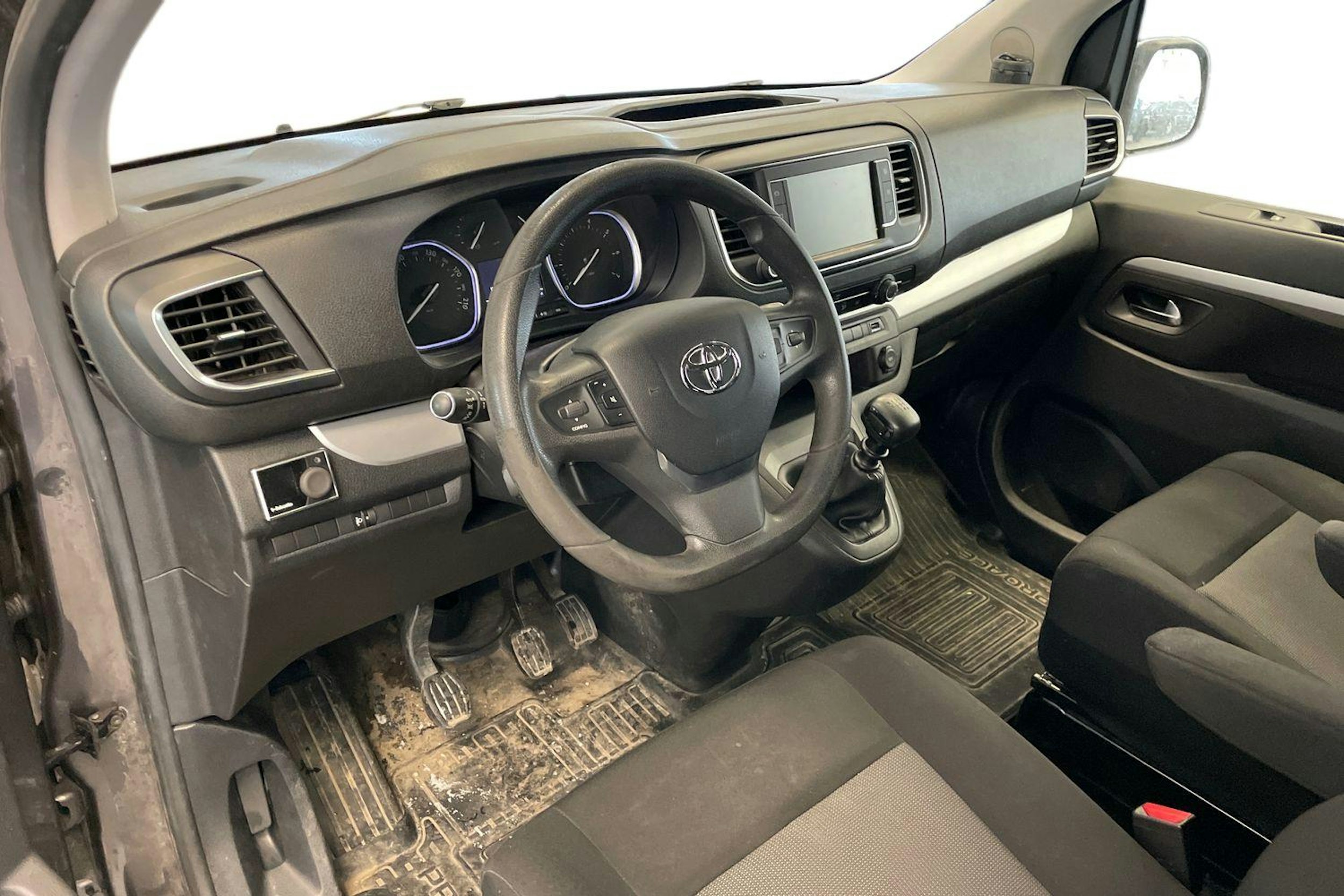 Harmaa Toyota Proace Verso 2016 kuva 3.