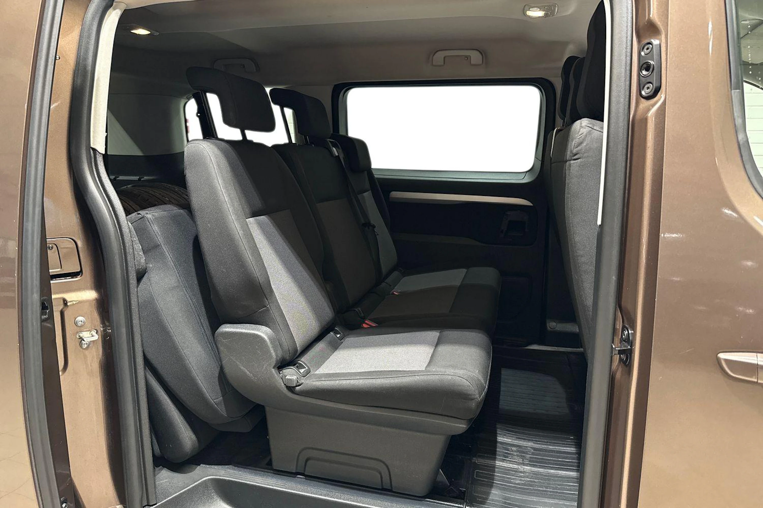 Ruskea (beige) Toyota Proace Verso 2018 kuva 11.