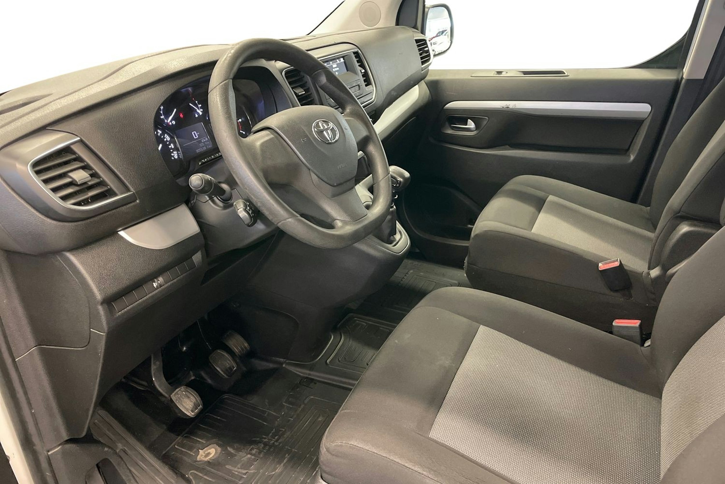 Valkoinen Toyota Proace Verso 2018 kuva 7.