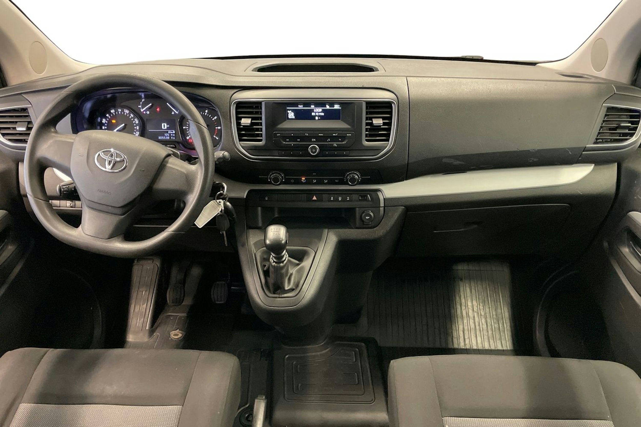 Valkoinen Toyota Proace Verso 2018 kuva 9.