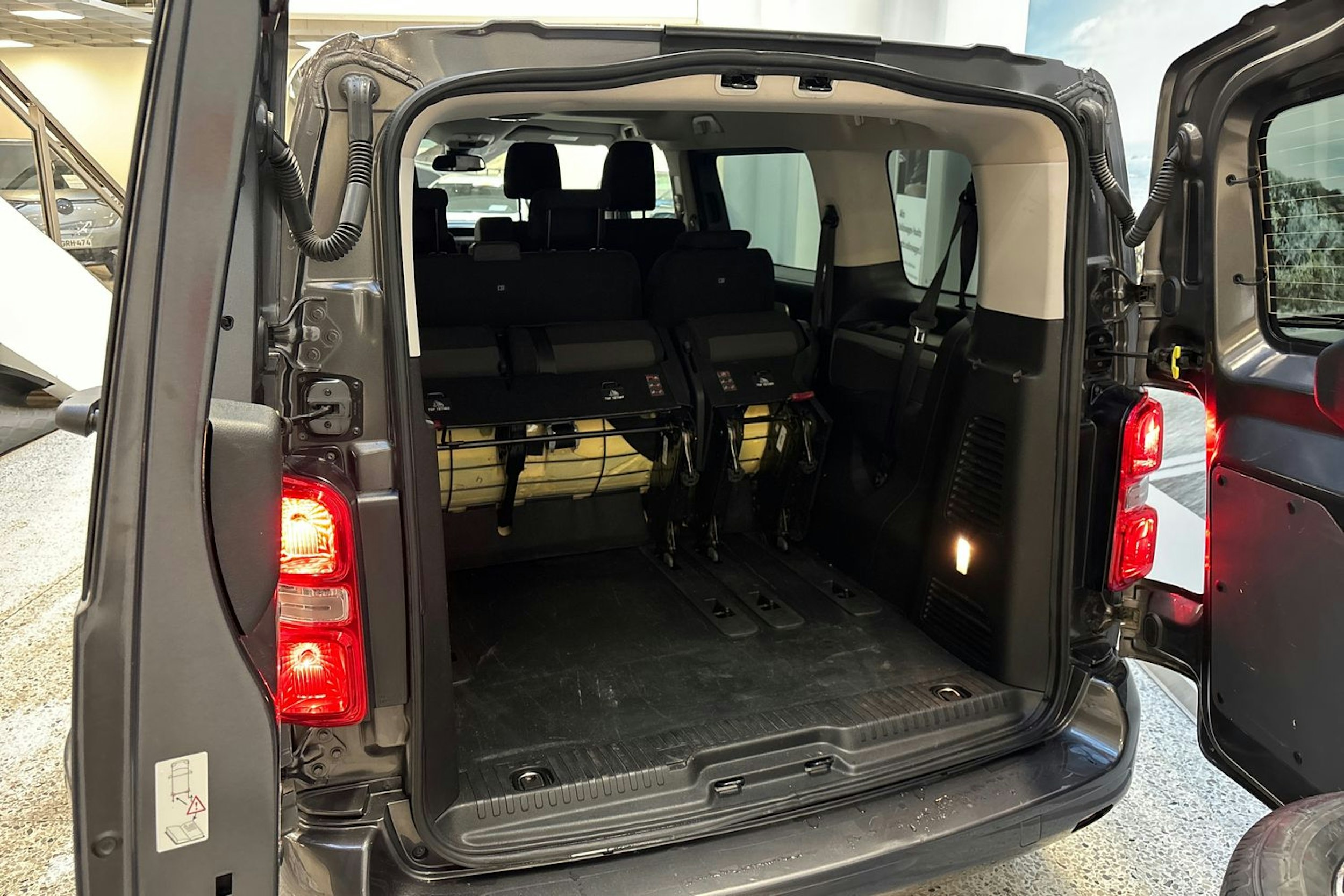 harmaa Toyota Proace Verso 2019 kuva 15.