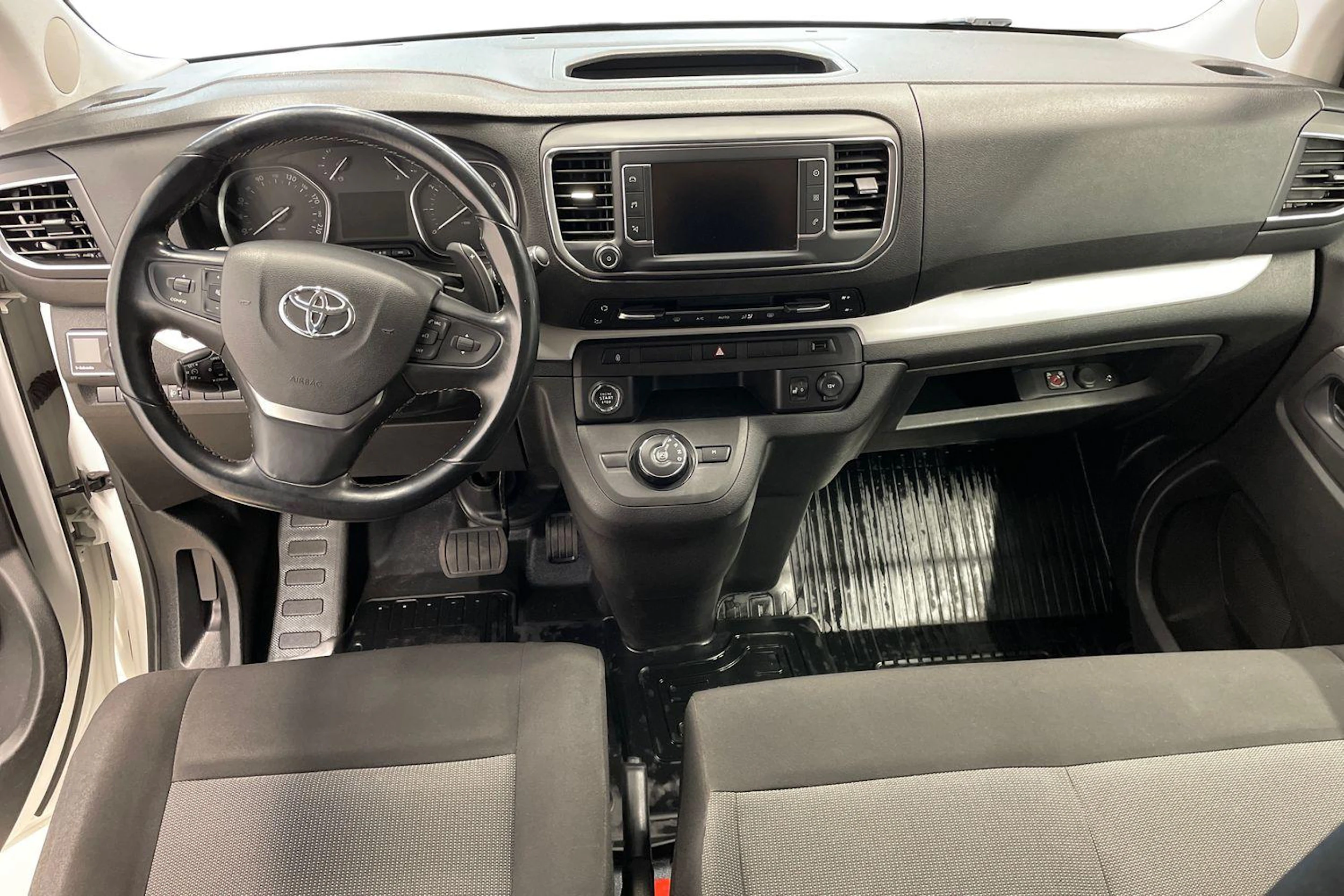 Valkoinen Toyota Proace Verso 2019 kuva 9.