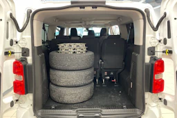 Valkoinen Toyota Proace Verso 2019 kuva 17.