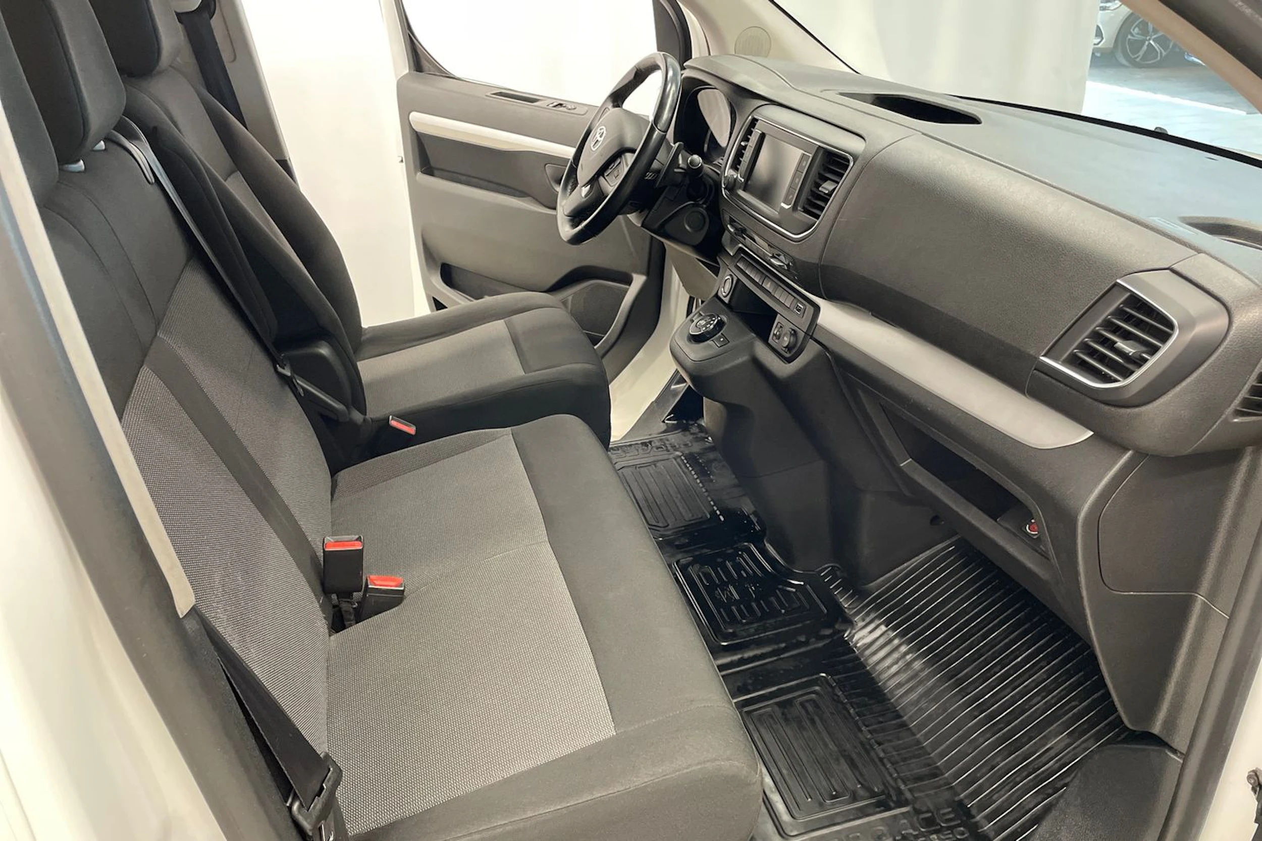 Valkoinen Toyota Proace Verso 2019 kuva 20.