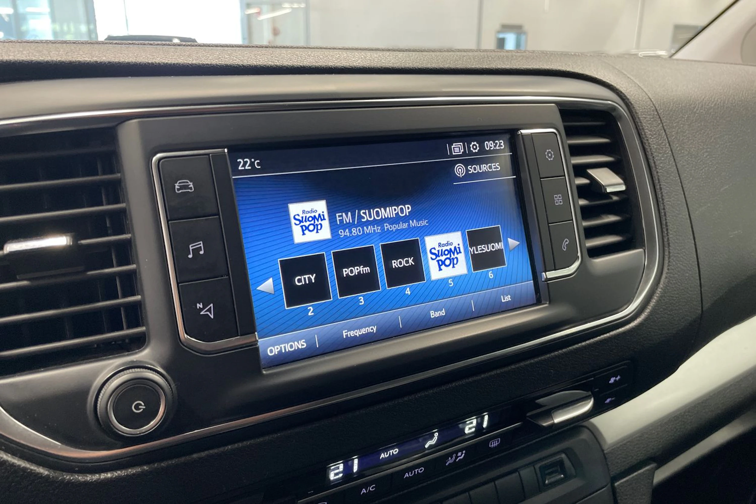 Valkoinen Toyota Proace Verso 2019 kuva 25.