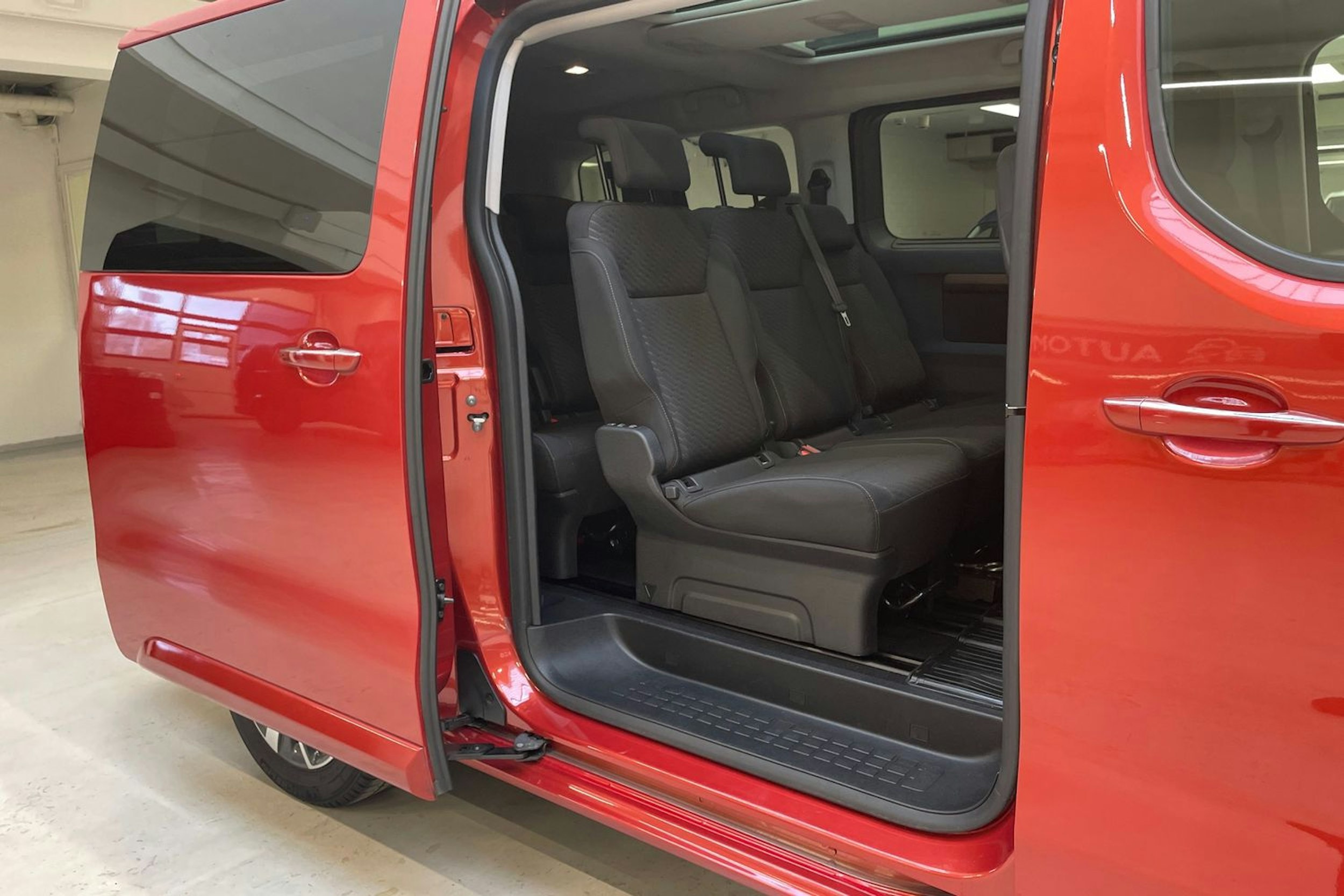 oranssi Toyota Proace Verso 2020 kuva 17.
