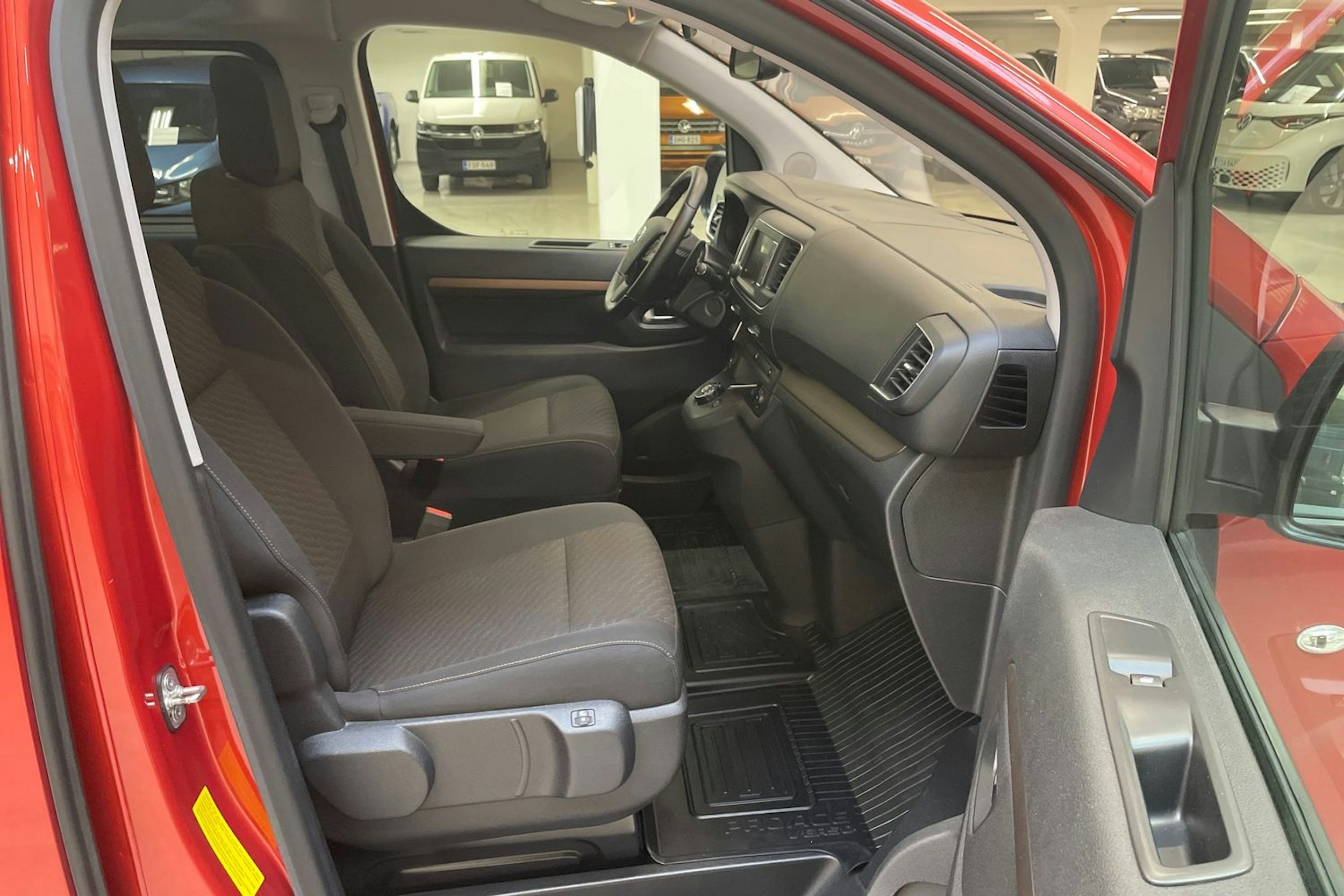 oranssi Toyota Proace Verso 2020 kuva 19.