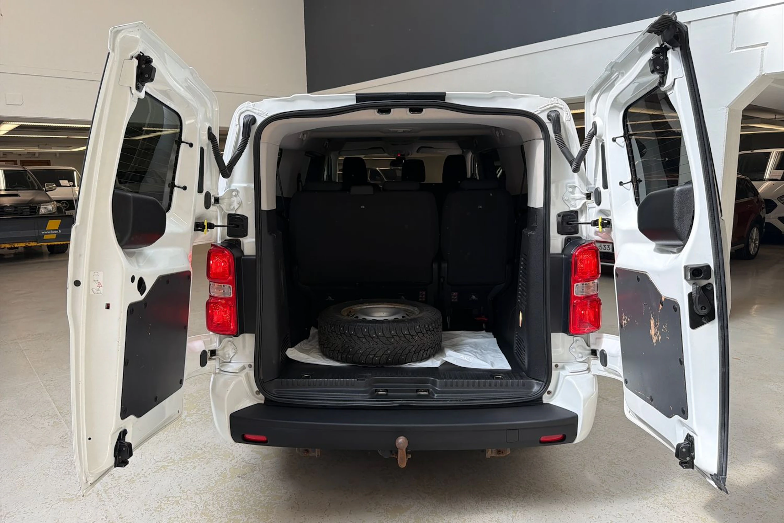 valkoinen Toyota Proace Verso 2020 kuva 26.
